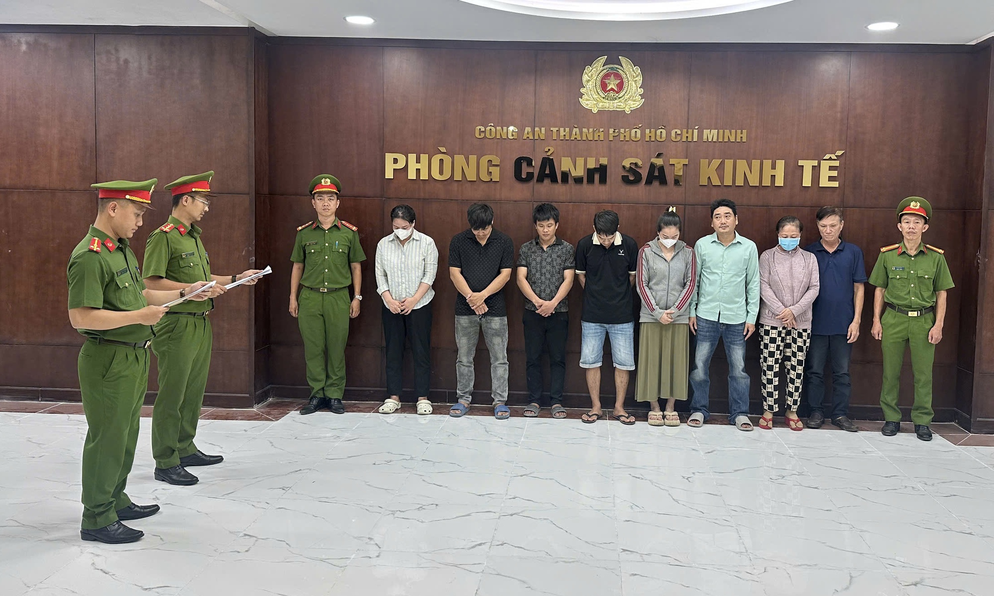 Đồng loạt khám xét ở nhiều tỉnh thành trong chuyên án lớn, bắt Giám đốc Trần Thị Vạn Phước và 7 người khác - Ảnh 3.