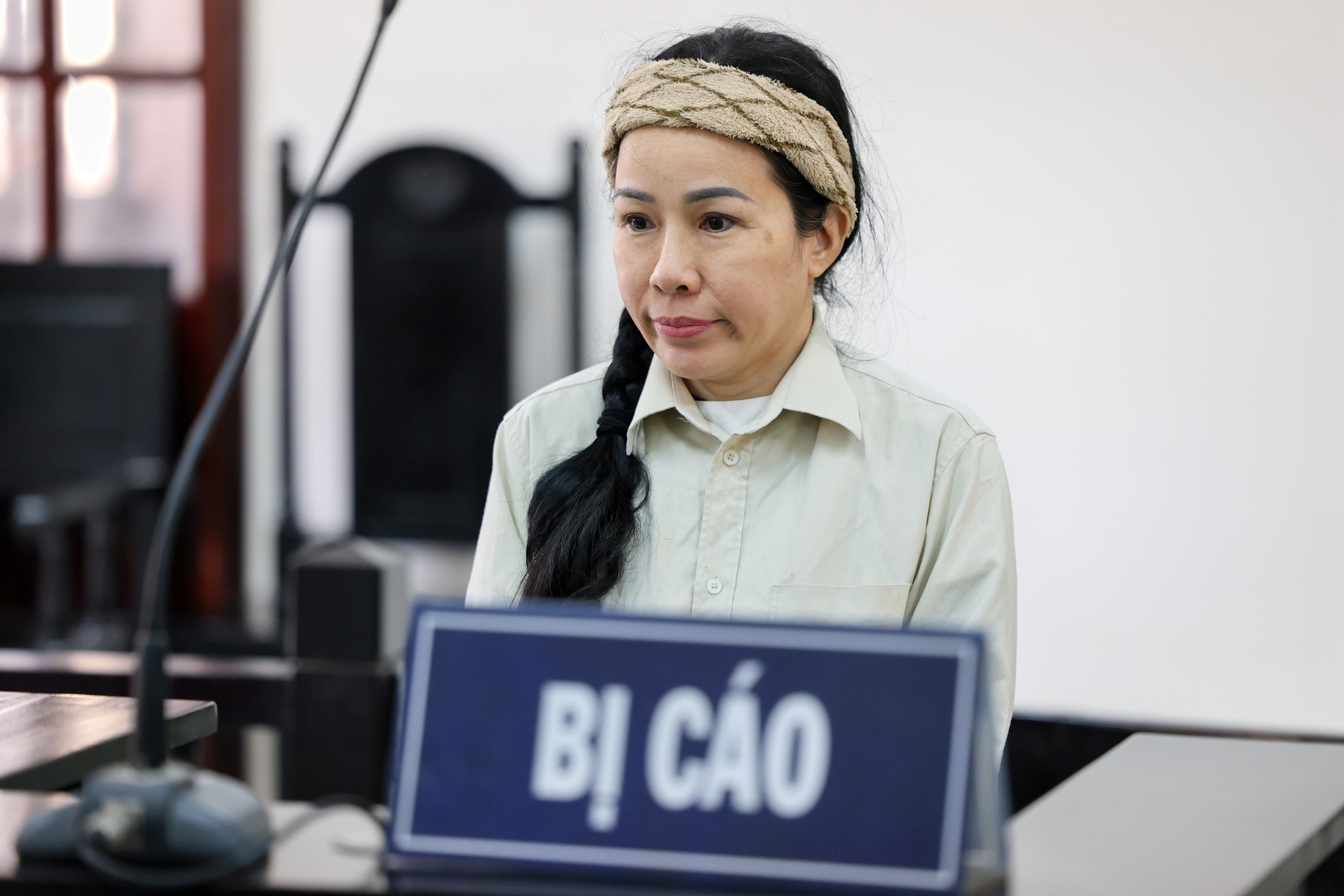 Vụ án liên quan Nguyễn Phương Hằng: Hình ảnh dẫn giải chủ kênh YouTube Lan Đinh sáng nay - Ảnh 1.