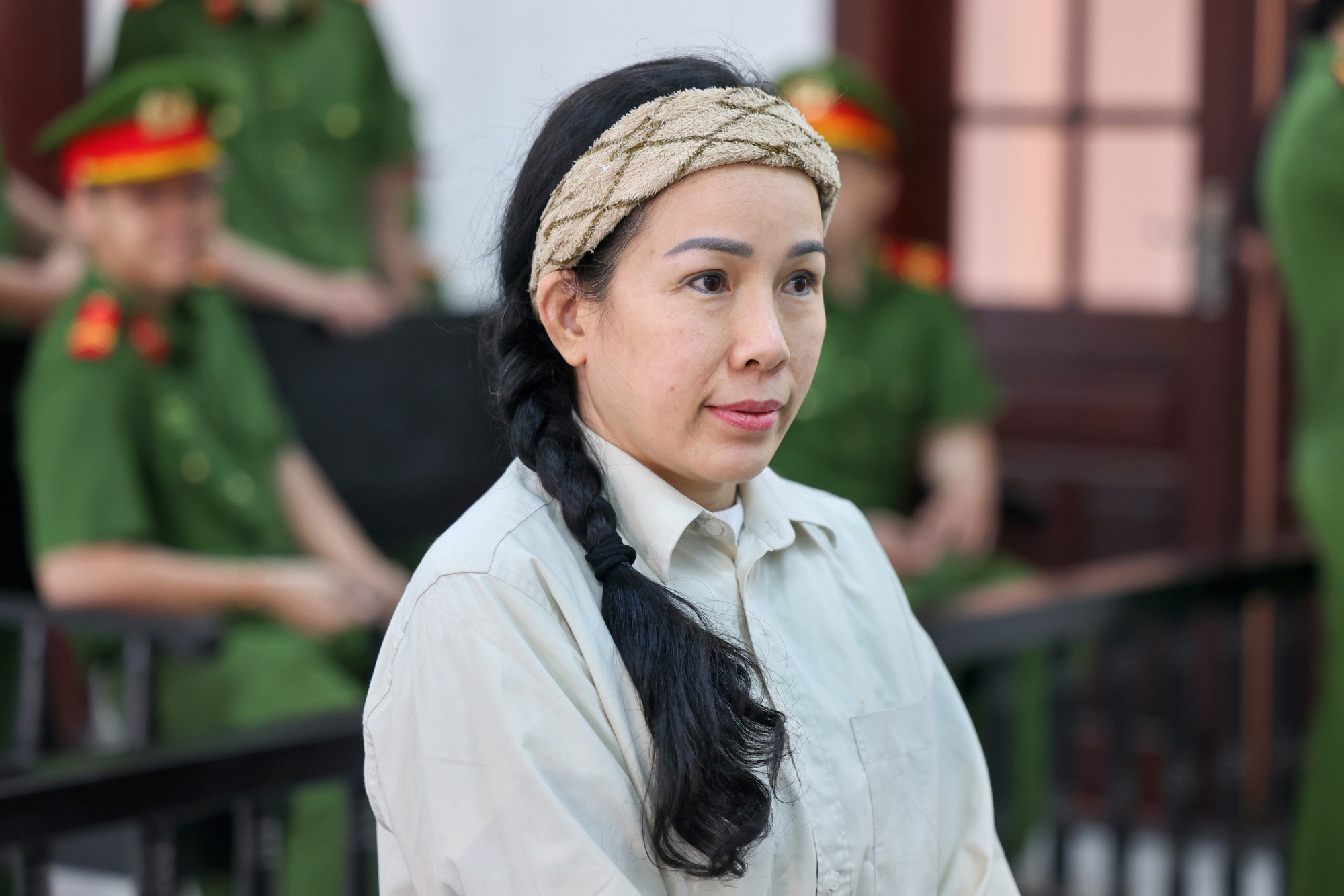 Vụ án liên quan Nguyễn Phương Hằng: Hình ảnh dẫn giải chủ kênh YouTube Lan Đinh sáng nay - Ảnh 2.