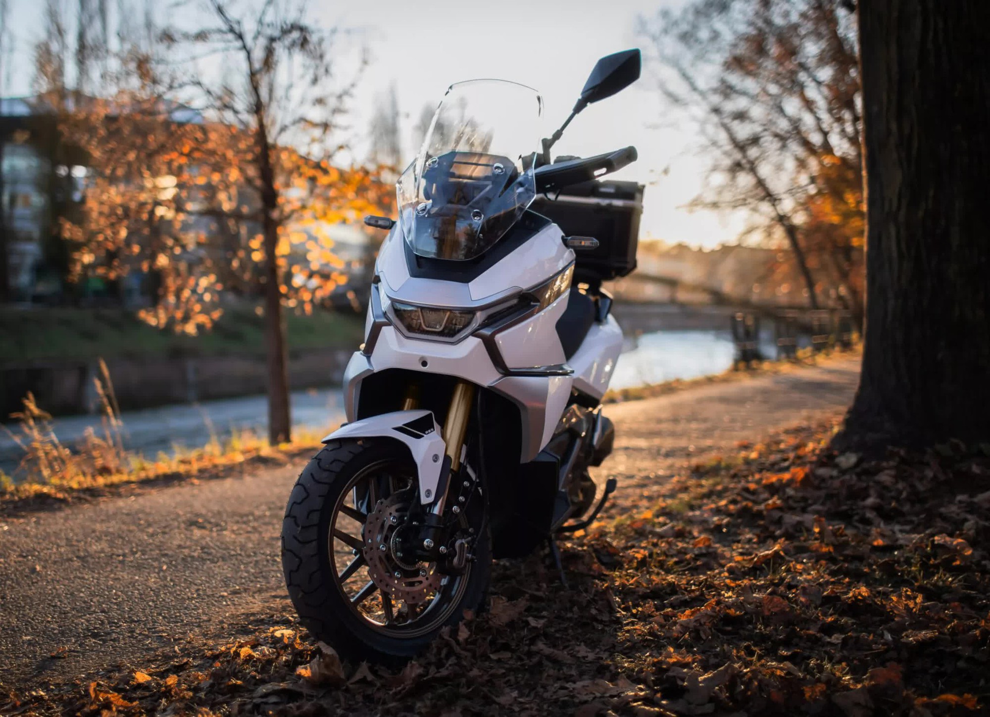 Nhẹ hơn đối thủ gần 40kg, mẫu xe tay ga 'độc lạ' này liệu có làm nên chuyện trước Honda và Yamaha?- Ảnh 4.