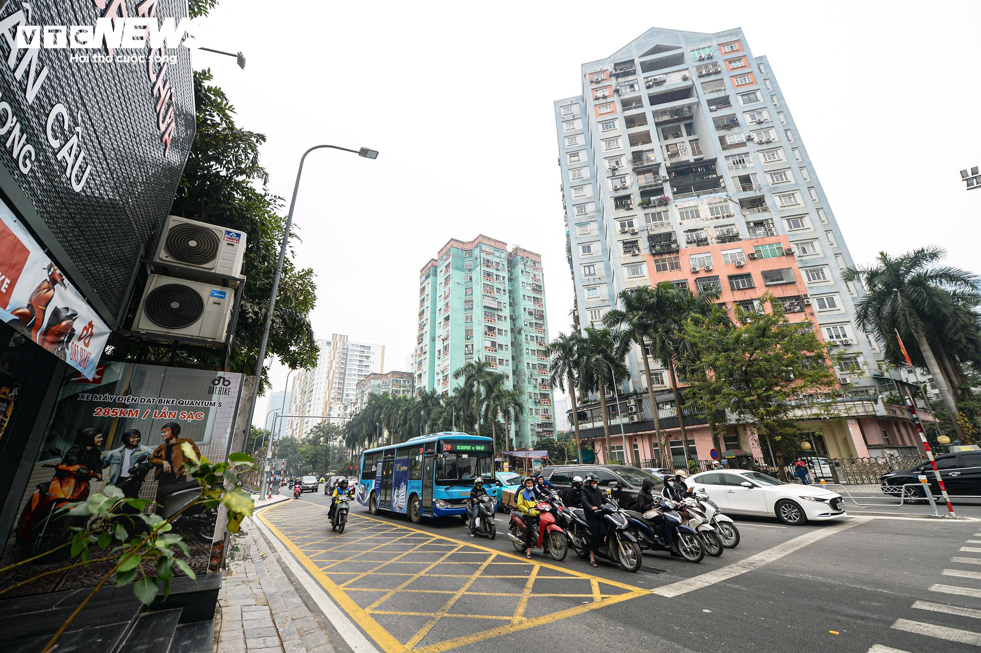 Sau gần 1 tháng xén vỉa hè, 'điểm đen' ùn tắc Lê Văn Lương thay đổi ra sao?- Ảnh 11.