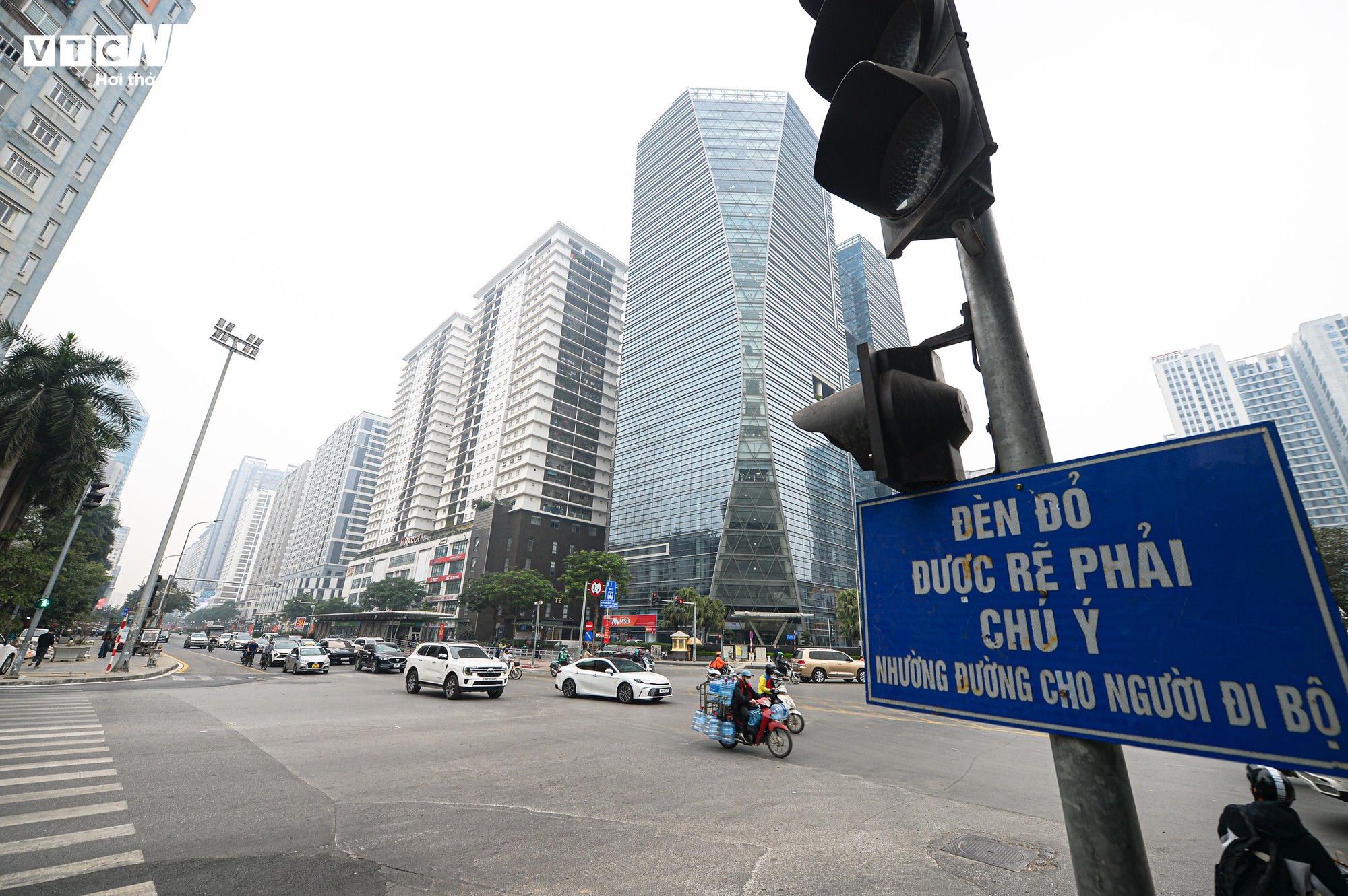 Sau gần 1 tháng xén vỉa hè, 'điểm đen' ùn tắc Lê Văn Lương thay đổi ra sao?- Ảnh 12.