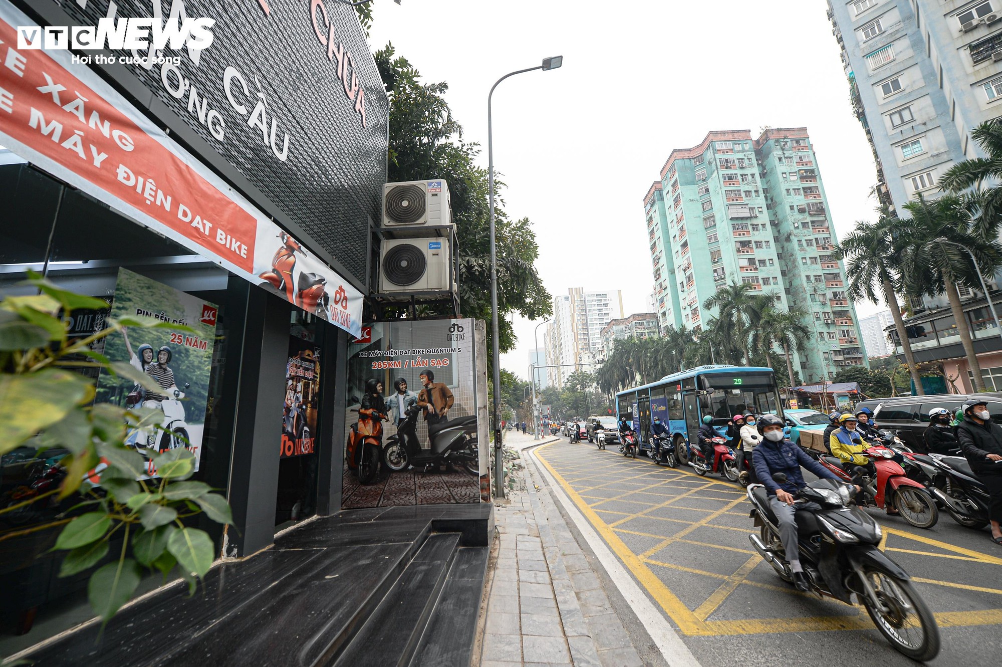 Sau gần 1 tháng xén vỉa hè, 'điểm đen' ùn tắc Lê Văn Lương thay đổi ra sao?- Ảnh 13.