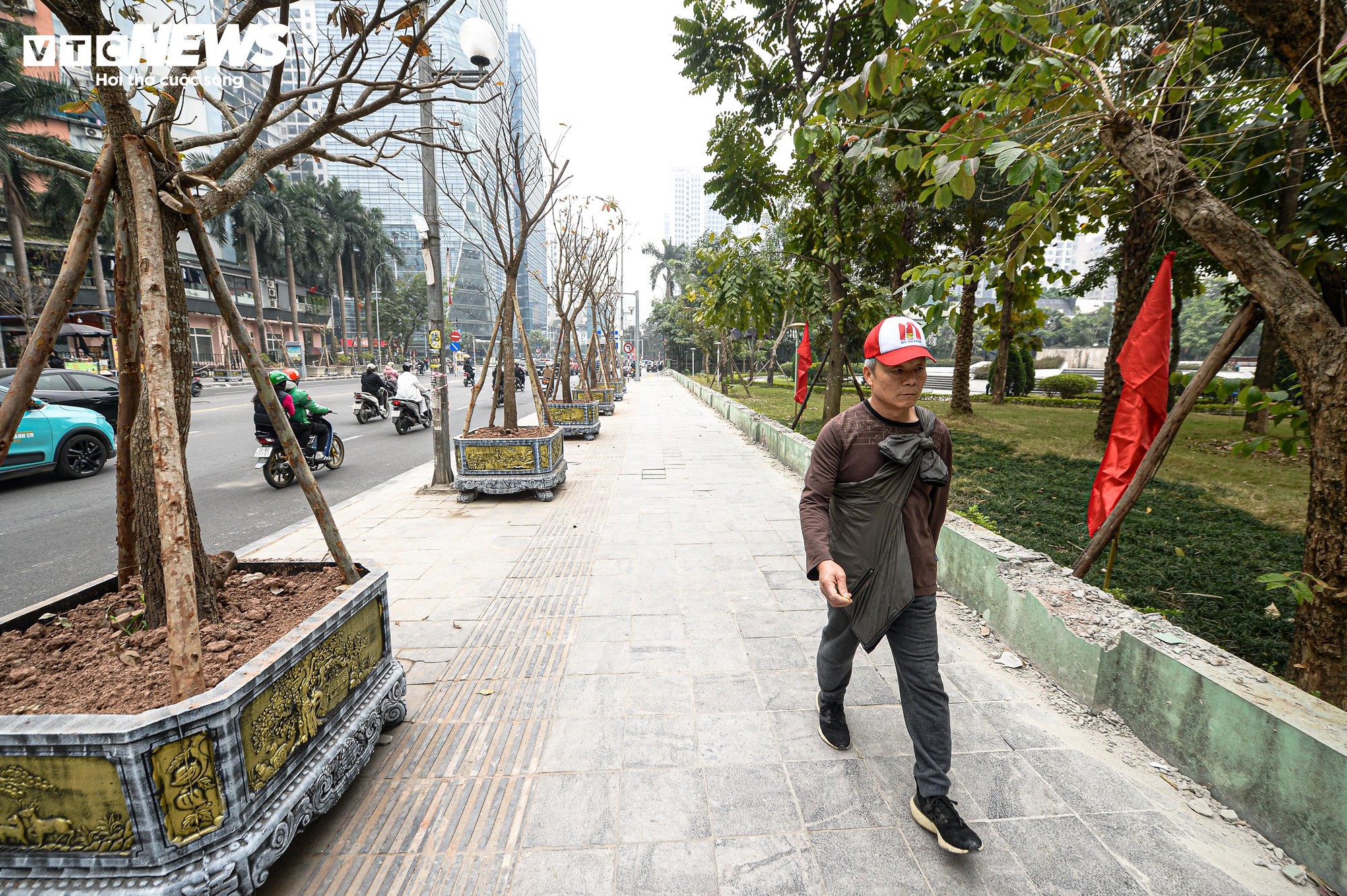 Sau gần 1 tháng xén vỉa hè, 'điểm đen' ùn tắc Lê Văn Lương thay đổi ra sao?- Ảnh 16.