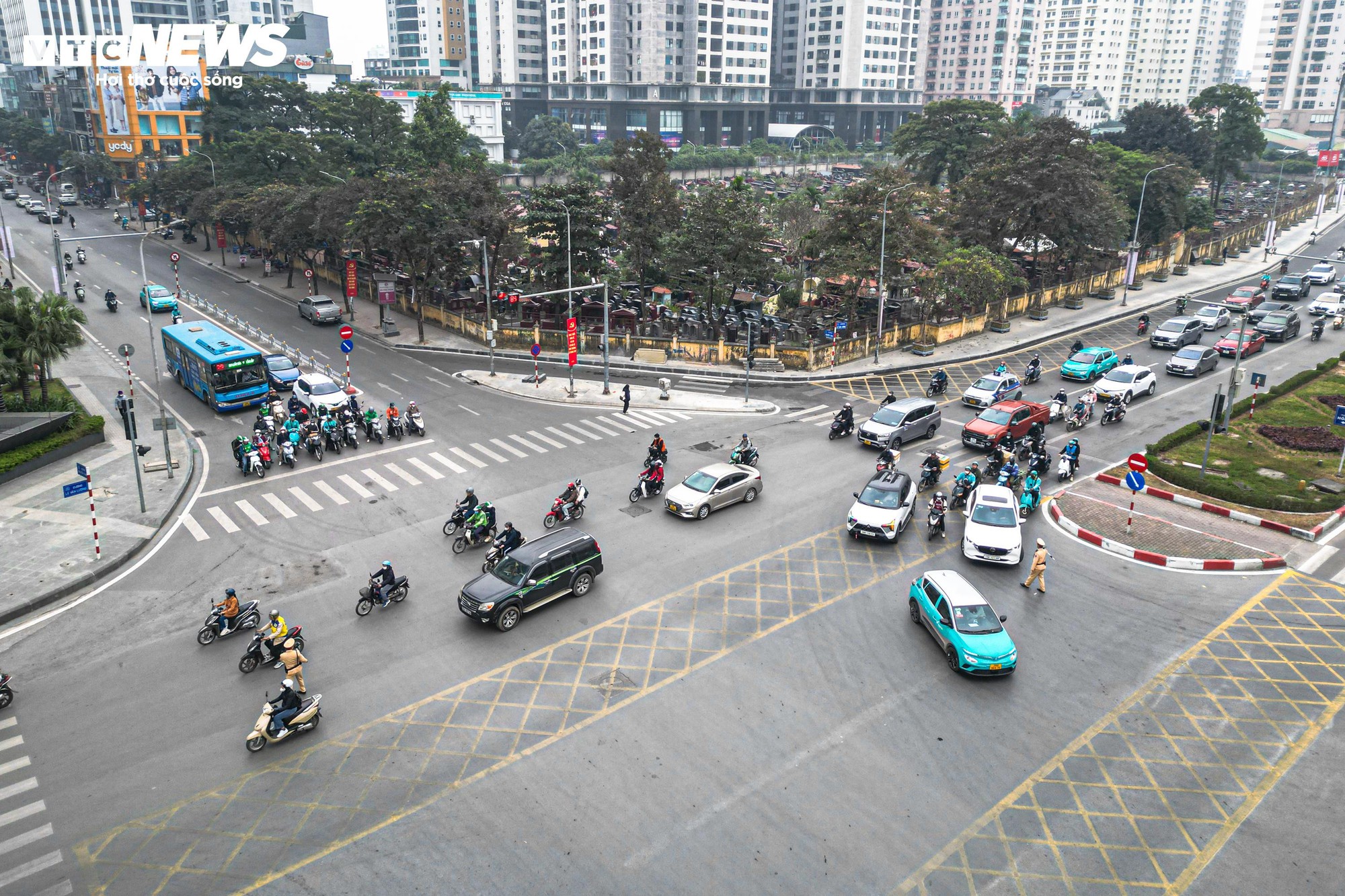 Sau gần 1 tháng xén vỉa hè, 'điểm đen' ùn tắc Lê Văn Lương thay đổi ra sao?- Ảnh 17.