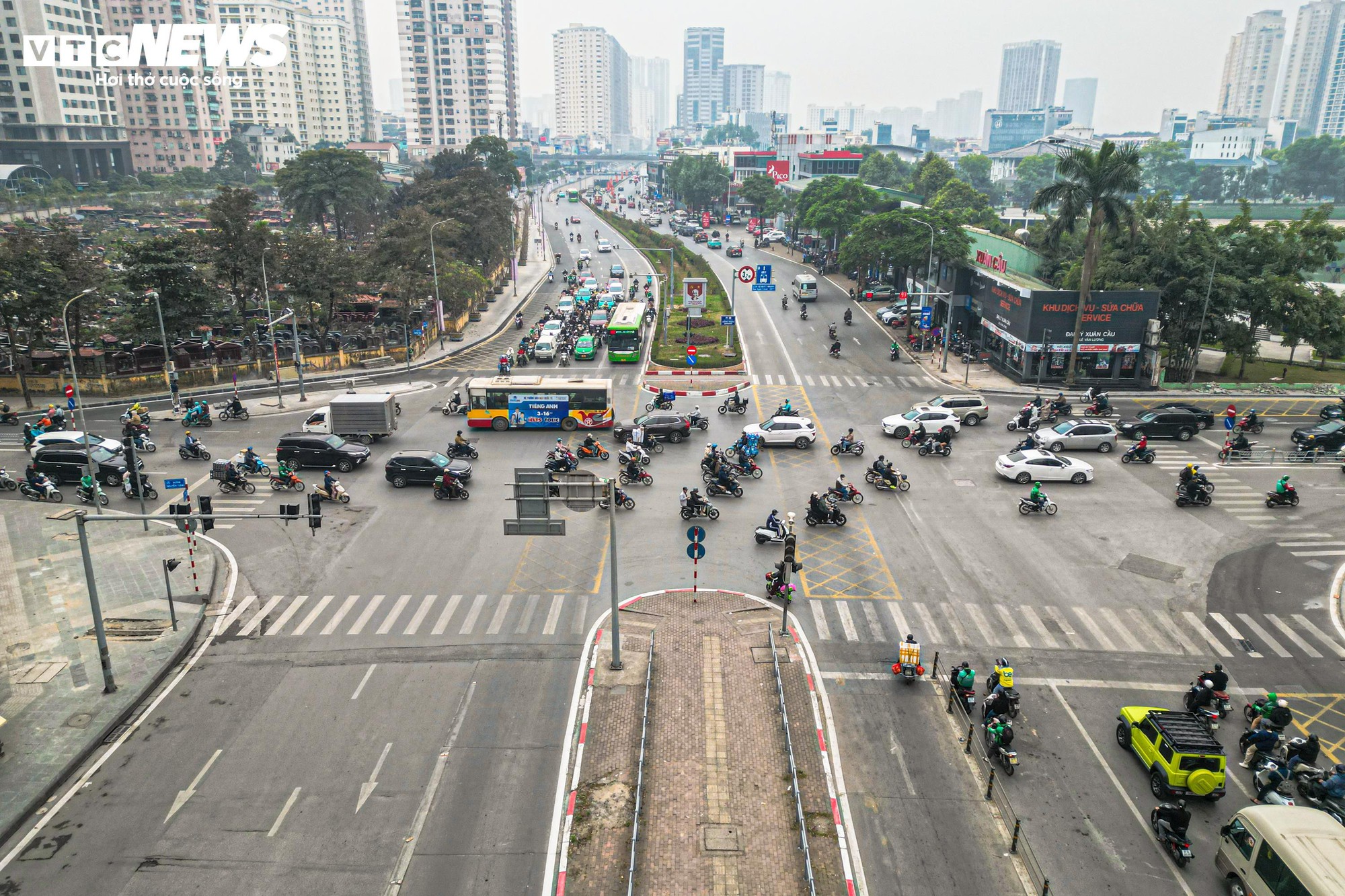Sau gần 1 tháng xén vỉa hè, 'điểm đen' ùn tắc Lê Văn Lương thay đổi ra sao?- Ảnh 1.