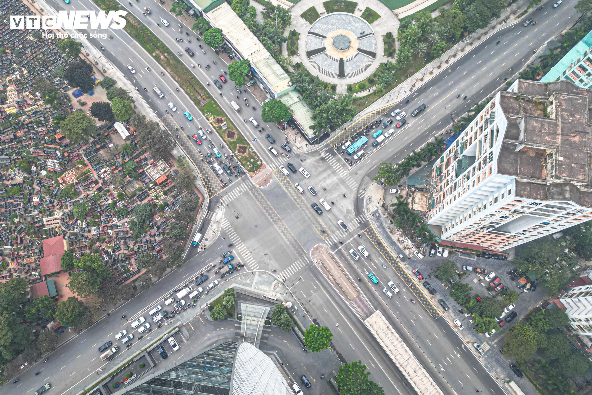 Sau gần 1 tháng xén vỉa hè, 'điểm đen' ùn tắc Lê Văn Lương thay đổi ra sao?- Ảnh 18.