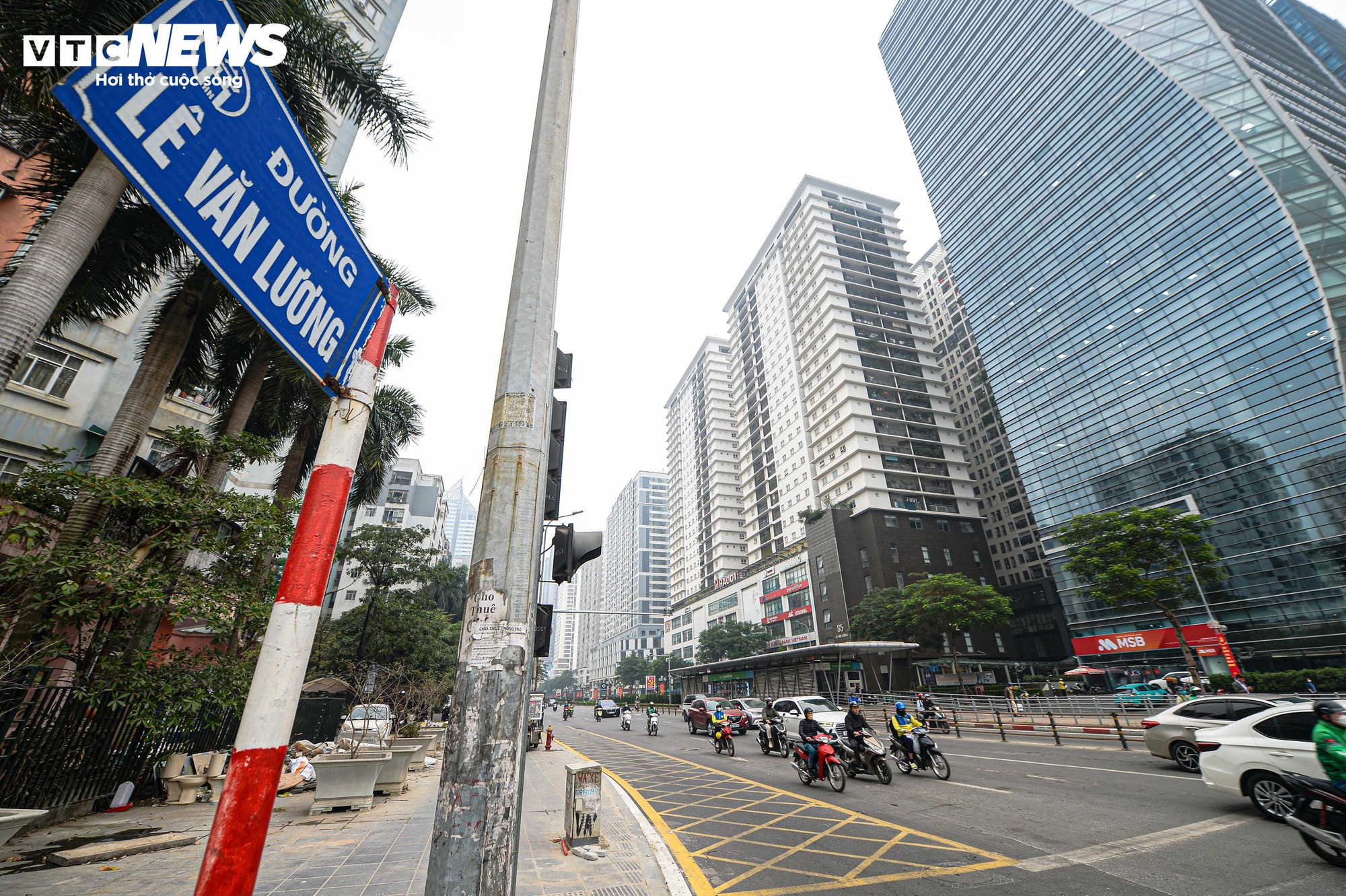 Sau gần 1 tháng xén vỉa hè, 'điểm đen' ùn tắc Lê Văn Lương thay đổi ra sao?- Ảnh 6.