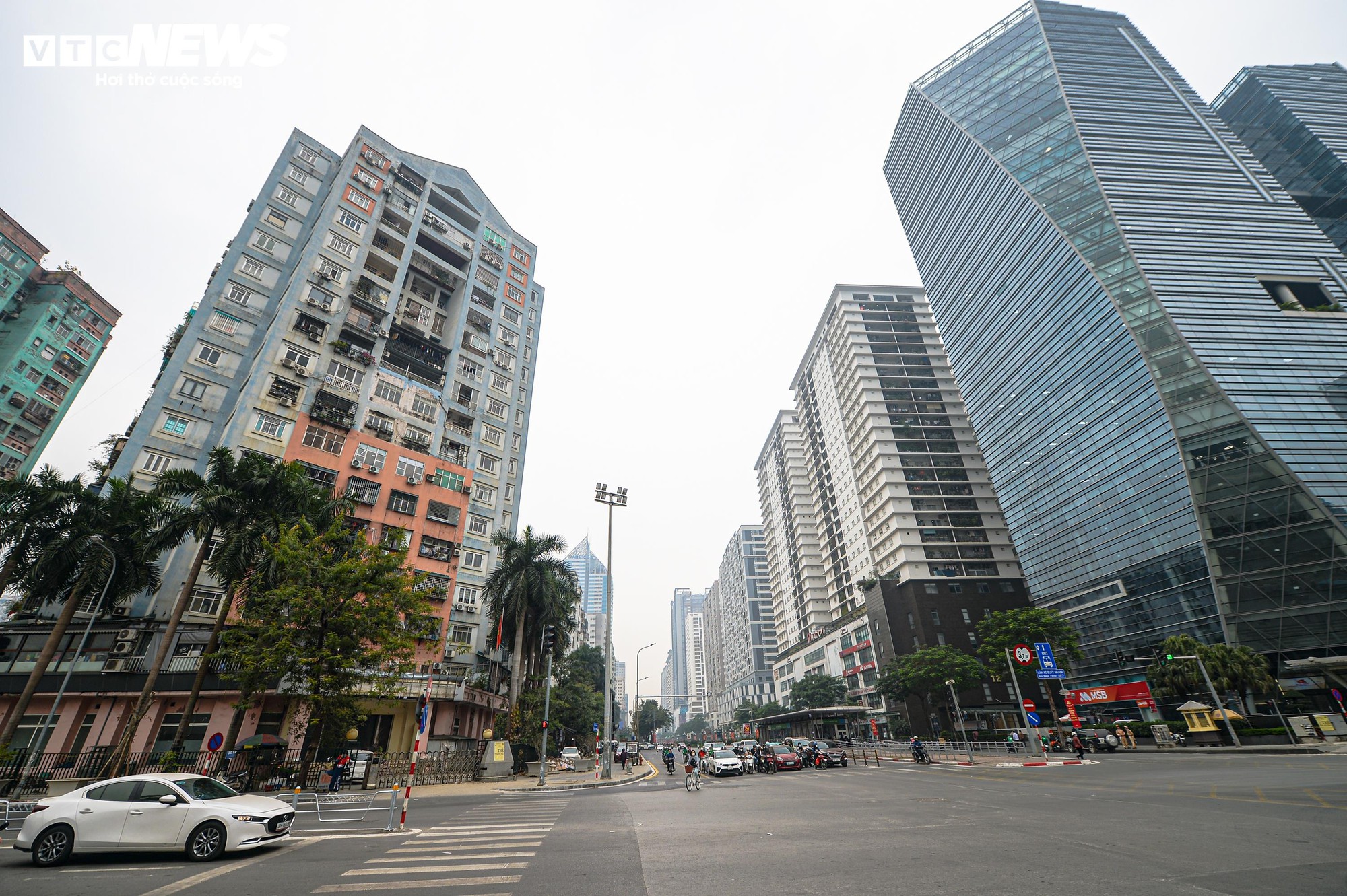 Sau gần 1 tháng xén vỉa hè, 'điểm đen' ùn tắc Lê Văn Lương thay đổi ra sao?- Ảnh 5.