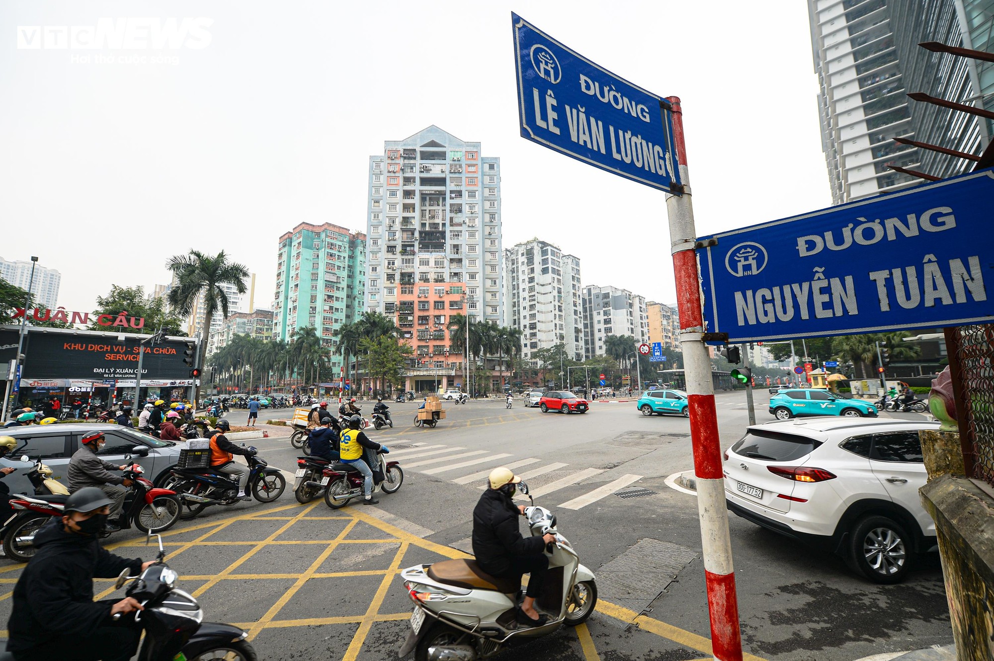 Sau gần 1 tháng xén vỉa hè, 'điểm đen' ùn tắc Lê Văn Lương thay đổi ra sao?- Ảnh 9.