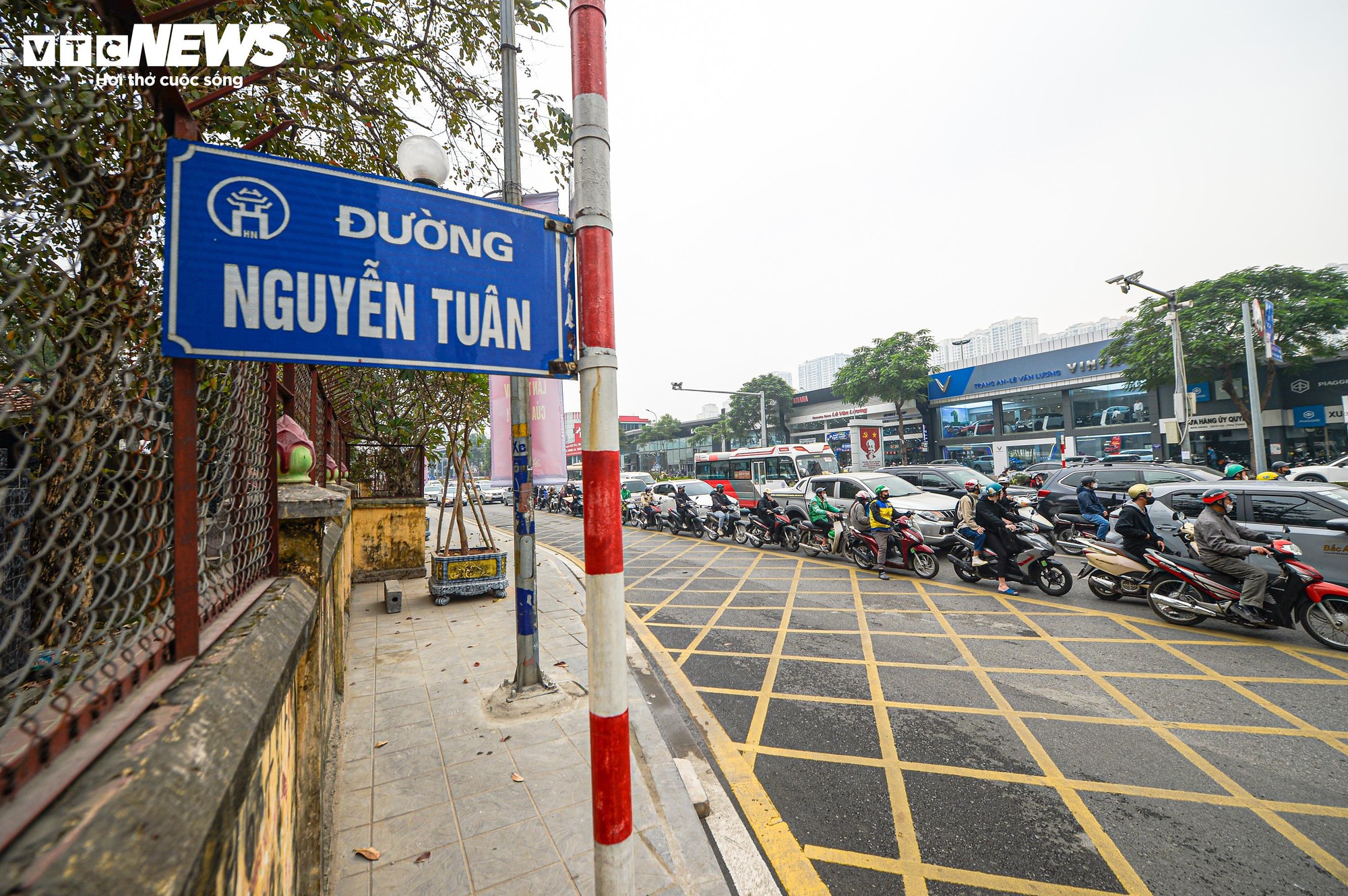 Sau gần 1 tháng xén vỉa hè, 'điểm đen' ùn tắc Lê Văn Lương thay đổi ra sao?- Ảnh 8.