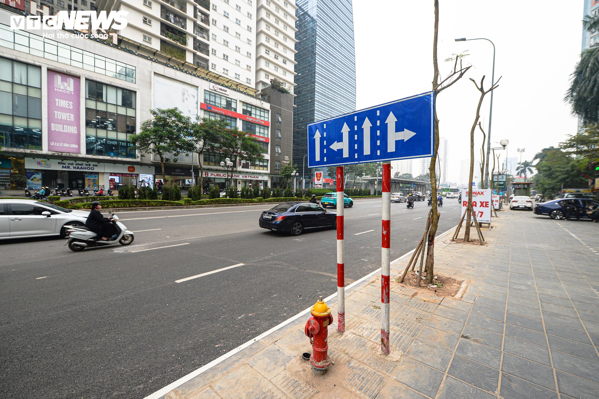 Sau gần 1 tháng xén vỉa hè, 'điểm đen' ùn tắc Lê Văn Lương thay đổi ra sao?- Ảnh 7.