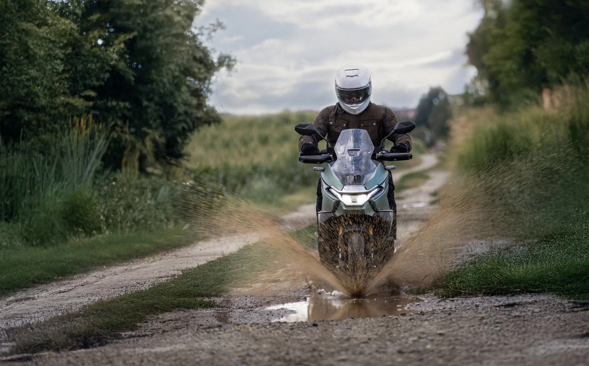 Nhẹ hơn đối thủ gần 40kg, mẫu xe tay ga 'độc lạ' này liệu có làm nên chuyện trước Honda và Yamaha?- Ảnh 1.