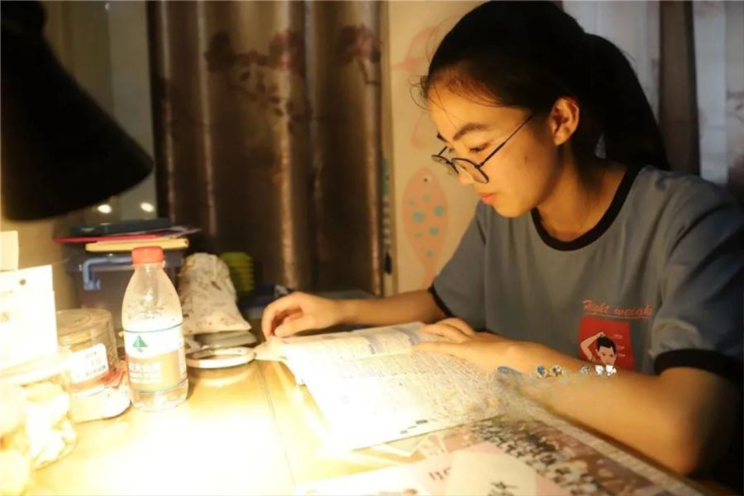 Tài khoản của nữ sinh tháng nào cũng nhận tiền từ một người đàn ông lạ: 4 năm sau sự thật mẹ cô "lặng người" bật khóc- Ảnh 1.