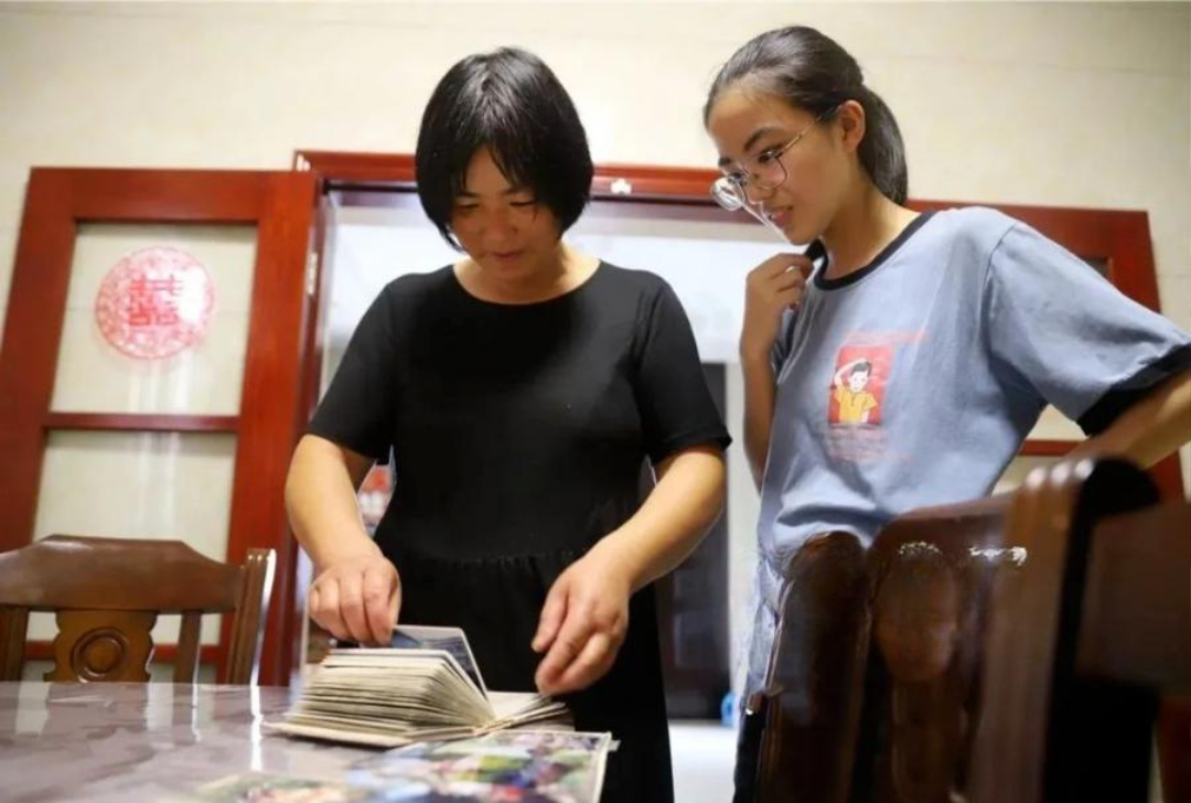 Tài khoản của nữ sinh tháng nào cũng nhận tiền từ một người đàn ông lạ: 4 năm sau sự thật mẹ cô "lặng người" bật khóc- Ảnh 2.