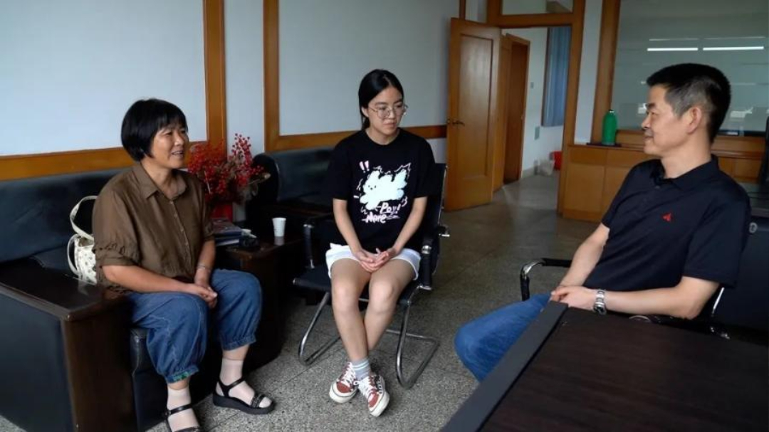 Tài khoản của nữ sinh tháng nào cũng nhận tiền từ một người đàn ông lạ: 4 năm sau sự thật mẹ cô "lặng người" bật khóc- Ảnh 3.