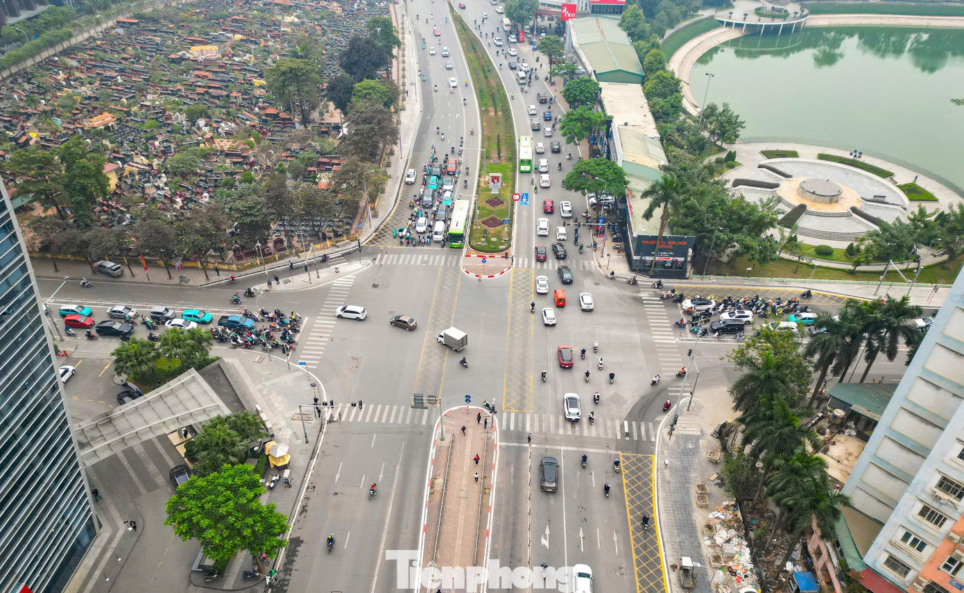 Diện mạo mới tại 'điểm nóng' Lê Văn Lương - Hoàng Minh Giám sau cải tạo- Ảnh 2.