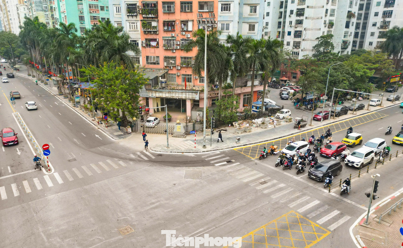 Diện mạo mới tại 'điểm nóng' Lê Văn Lương - Hoàng Minh Giám sau cải tạo- Ảnh 4.