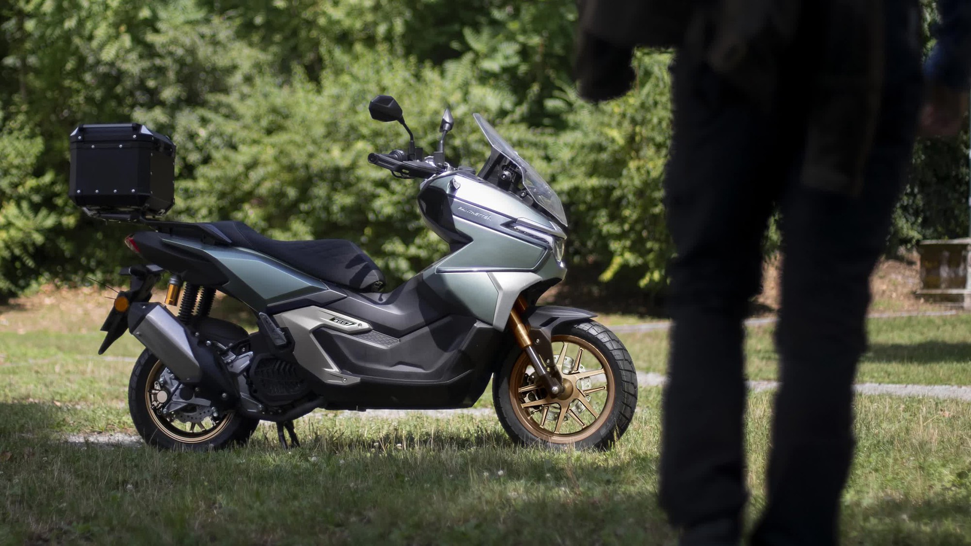 Nhẹ hơn đối thủ gần 40kg, mẫu xe tay ga 'độc lạ' này liệu có làm nên chuyện trước Honda và Yamaha?- Ảnh 2.