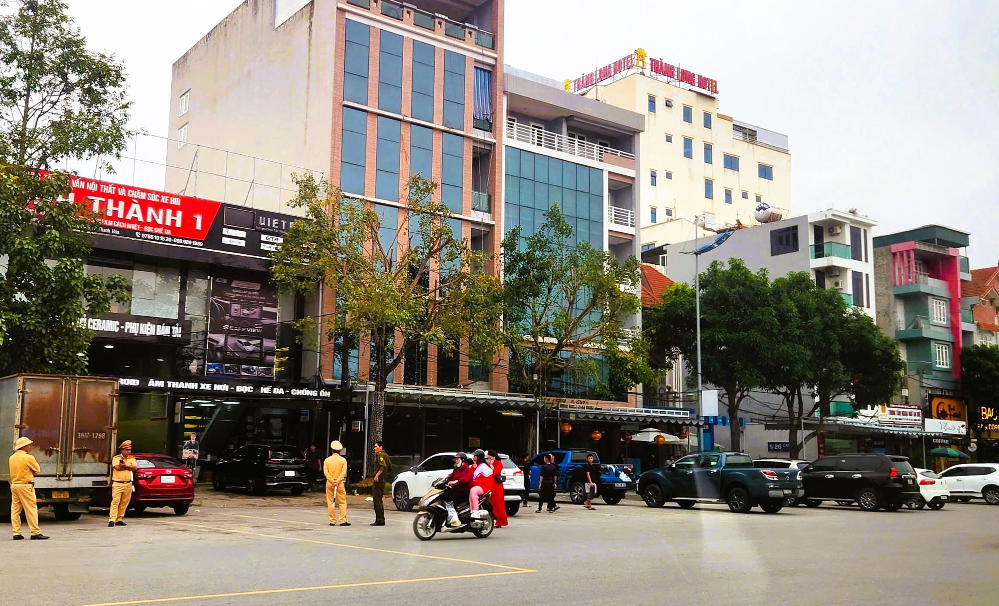 VIDEO: Cảnh sát khám nhà, đọc lệnh khởi tố vợ chồng doanh nhân nổi tiếng Thanh Hóa - Ảnh 2.