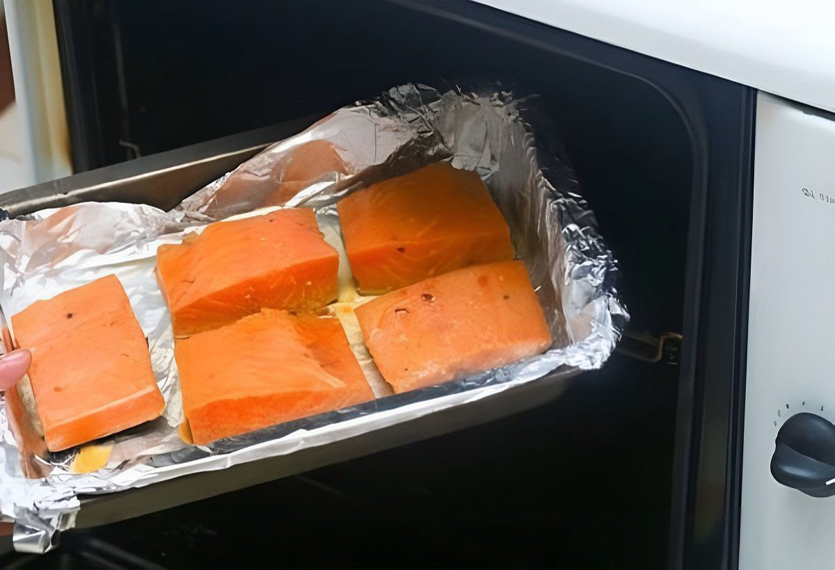 4 kiểu dùng giấy bạc dễ biến món ngon thành "món độc", bác sĩ không bao giờ làm nhưng nhiều người tưởng tốt - Ảnh 2.