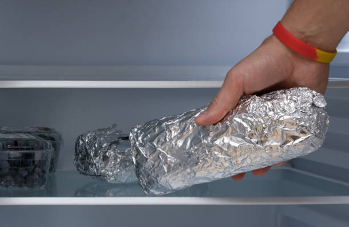 4 kiểu dùng giấy bạc dễ biến món ngon thành "món độc", bác sĩ không bao giờ làm nhưng nhiều người tưởng tốt - Ảnh 3.