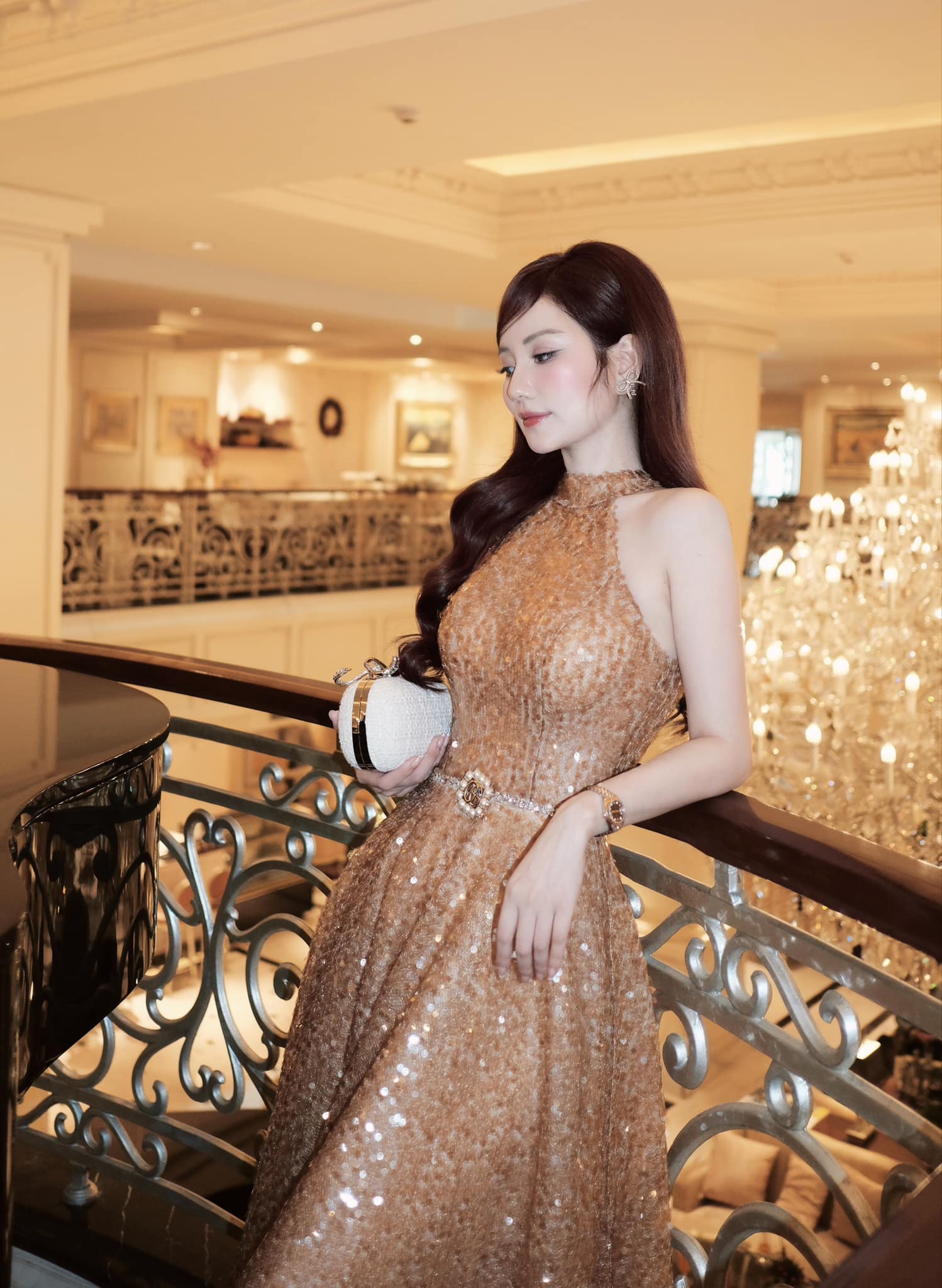 Khi hotmom là "phú bà": Sống trong dinh thự triệu đô, vẫn dạy con từ những điều nhỏ nhặt nhất - Ảnh 1.