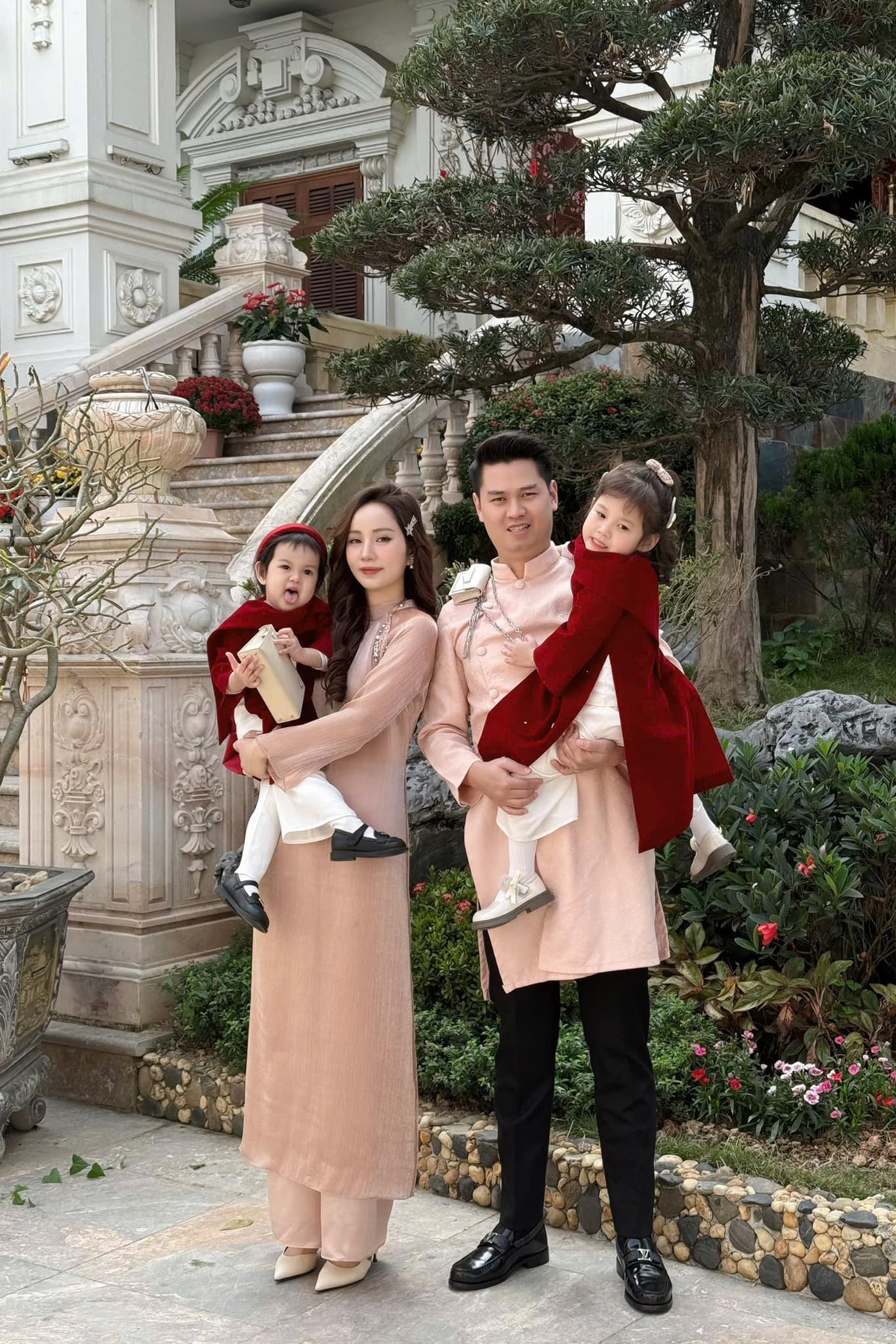 Khi hotmom là "phú bà": Sống trong dinh thự triệu đô, vẫn dạy con từ những điều nhỏ nhặt nhất - Ảnh 2.