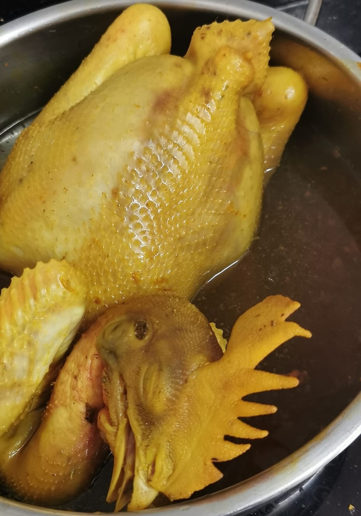 Cách luộc gà cúng mùng 1 tháng Chạp vàng đẹp, da không nứt- Ảnh 2.