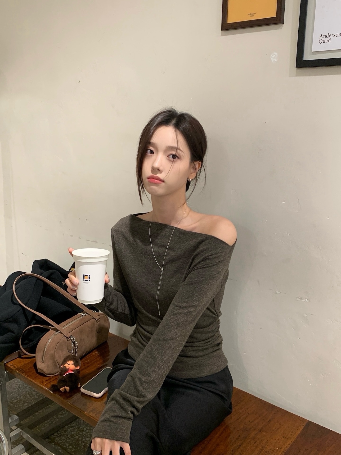 Mẫu áo thích hợp nhất để mặc khi trời không lạnh: Dễ phối đồ, sành điệu từ công sở ra phố- Ảnh 4.