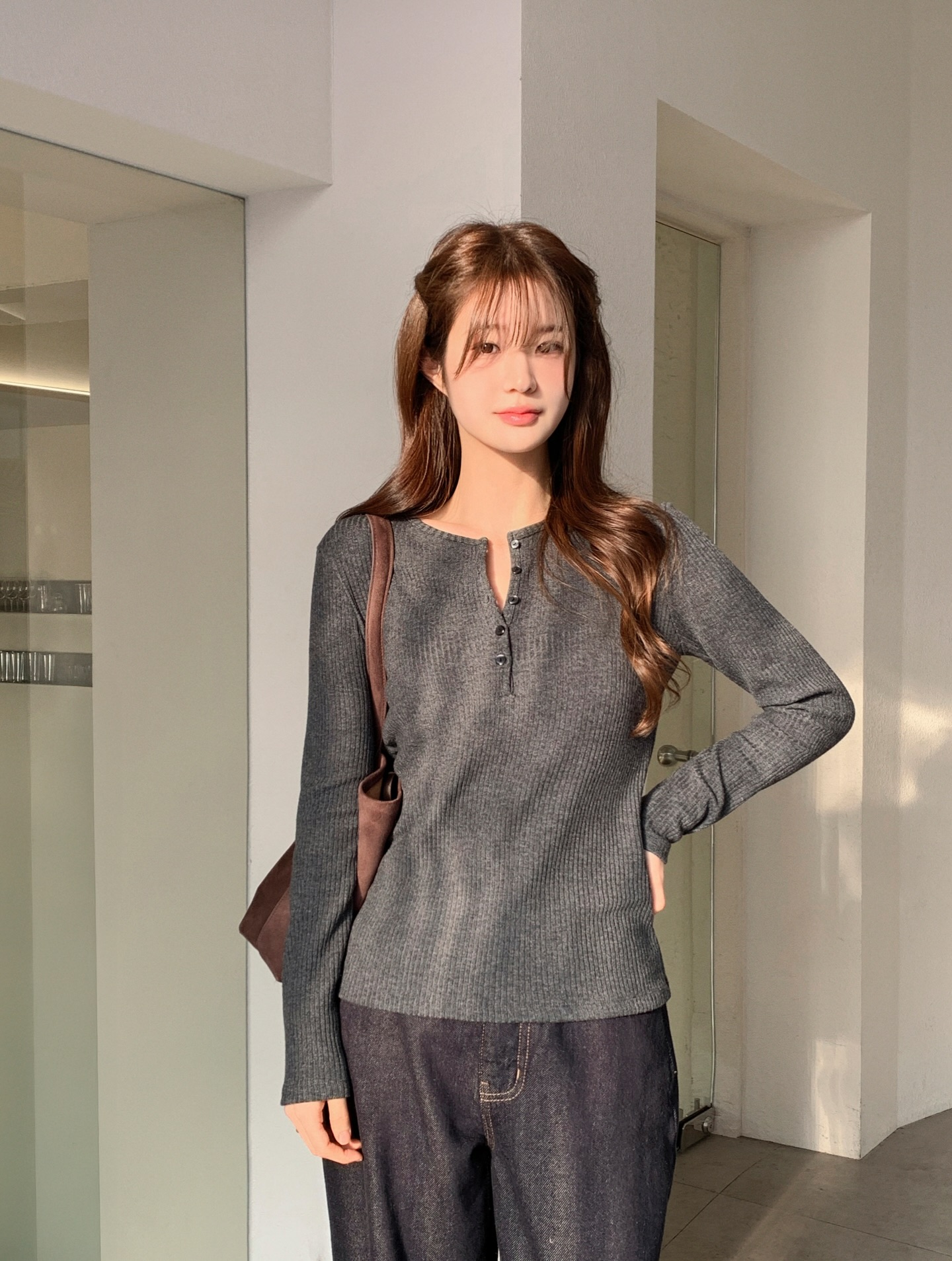 Mẫu áo thích hợp nhất để mặc khi trời không lạnh: Dễ phối đồ, sành điệu từ công sở ra phố- Ảnh 6.