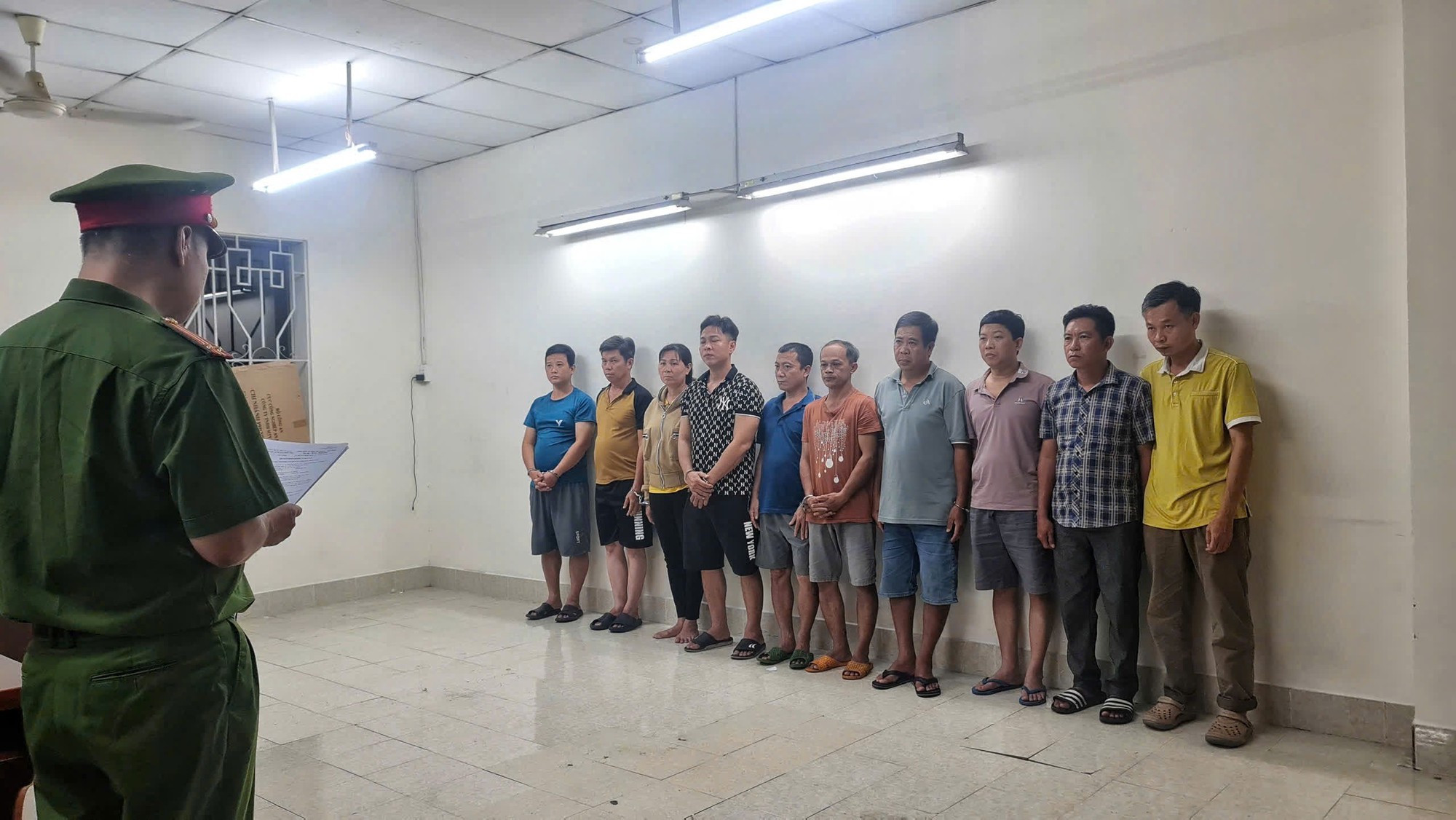 Khám xét khẩn cấp 18 địa điểm ở 4 tỉnh thành, bắt 'ông trùm' Nguyễn Huỳnh Vũ: Số tang vật 'khủng' thế nào? - Ảnh 2.