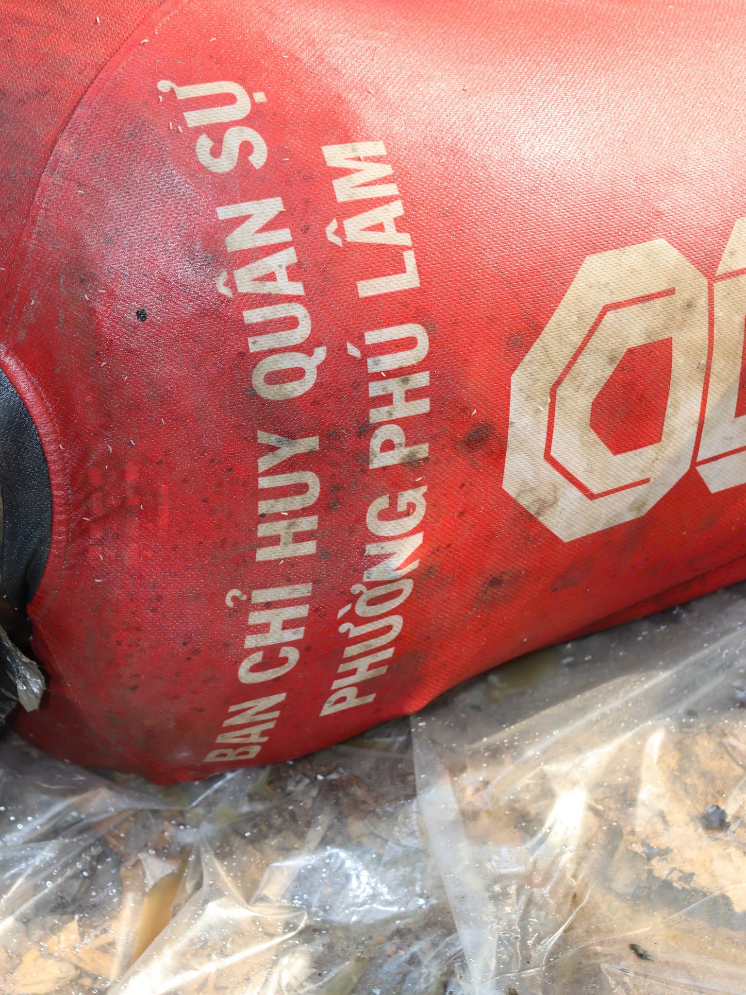 Ai là người thân nam giới mặc áo bóng đá 