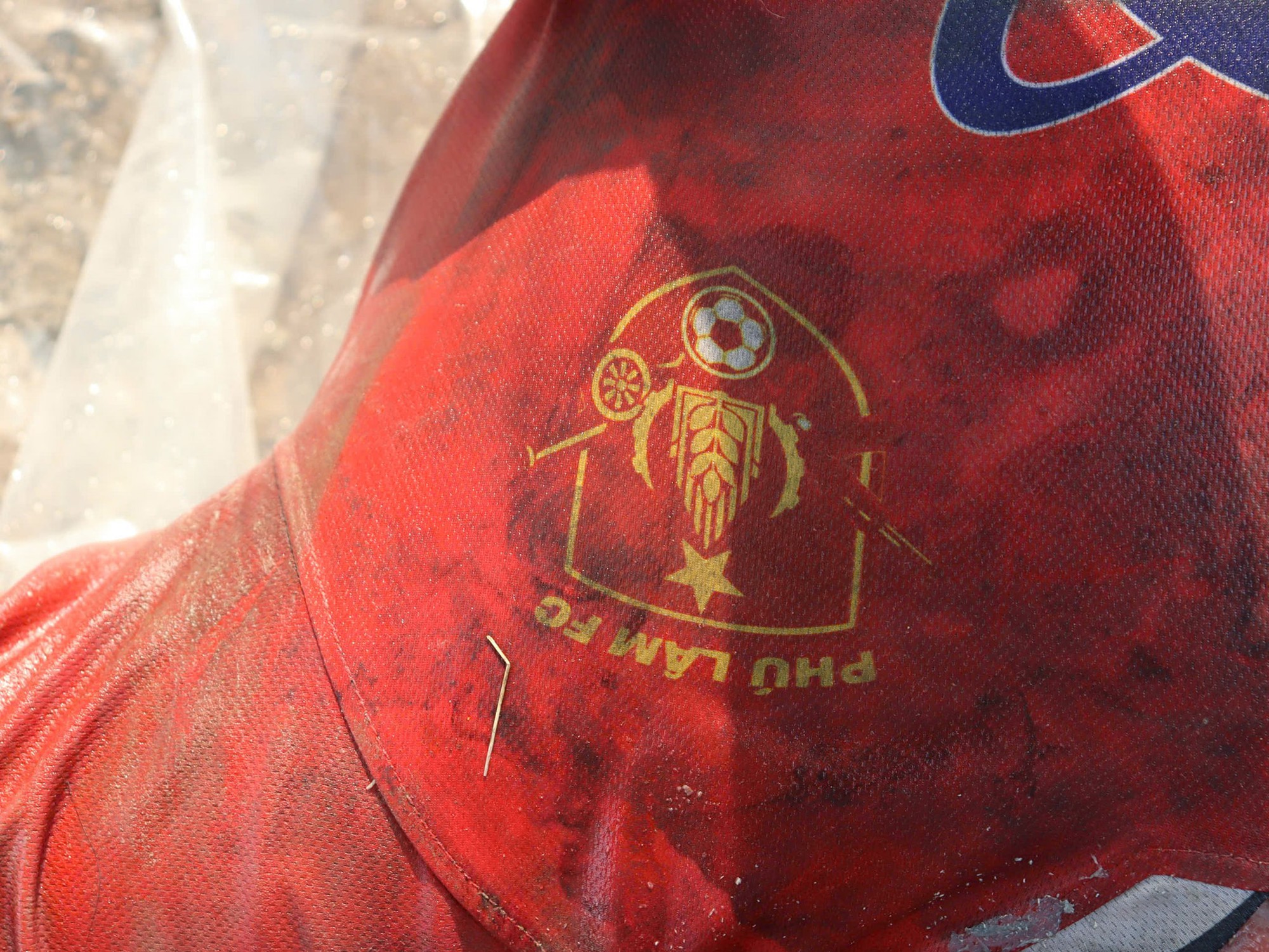 Ai là người thân nam giới mặc áo bóng đá 