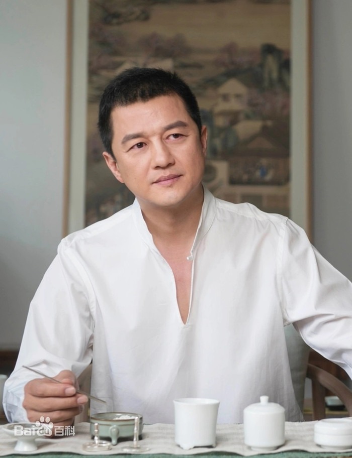 Fan đổ xô quyên góp 34 tỷ "cứu" nam thần vỡ nợ, bị vợ Hoa hậu ruồng bỏ - Ảnh 2.