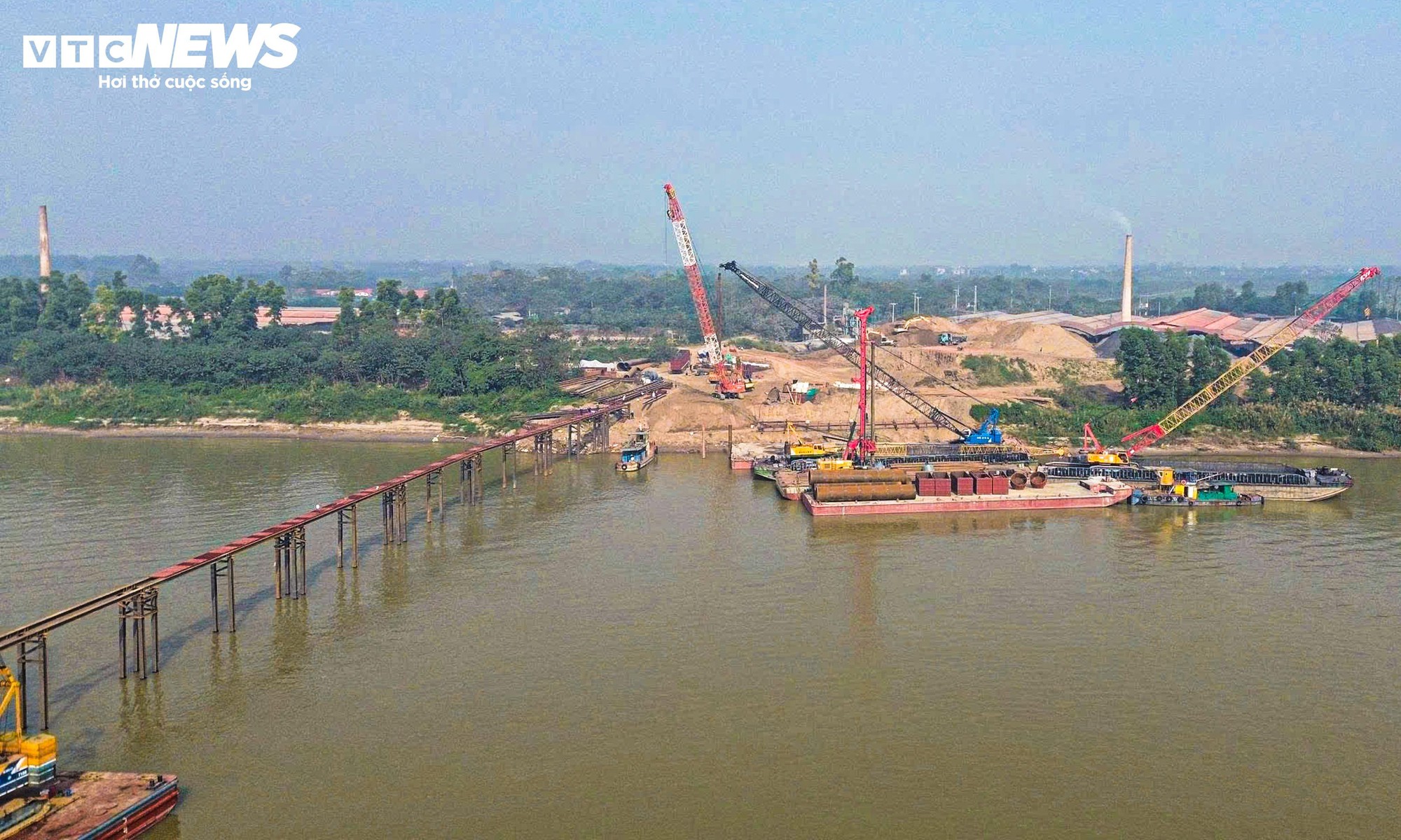 Cận cảnh công trường thi công cầu hơn 3.400 tỷ đồng nối Hà Nội - Phú Thọ- Ảnh 2.