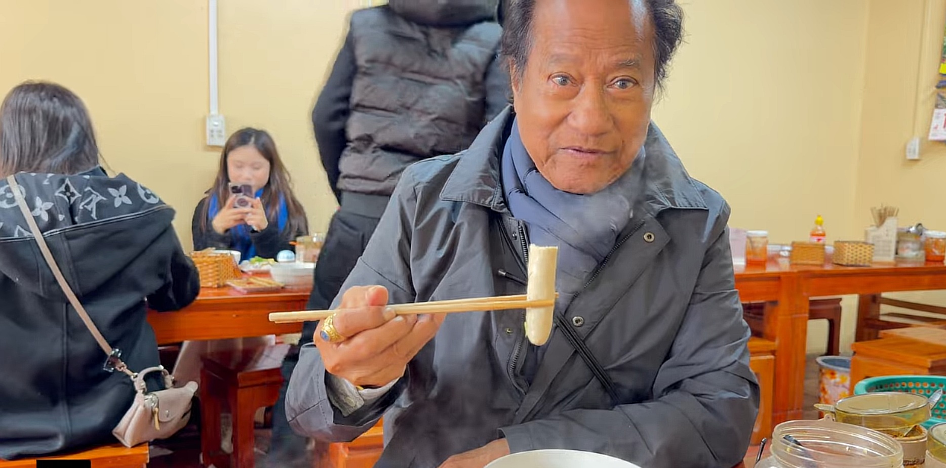 Người dân H'Mong ở Hà Giang gặp Chế Linh: "50 năm qua em đã nghe danh bác" - Ảnh 2.