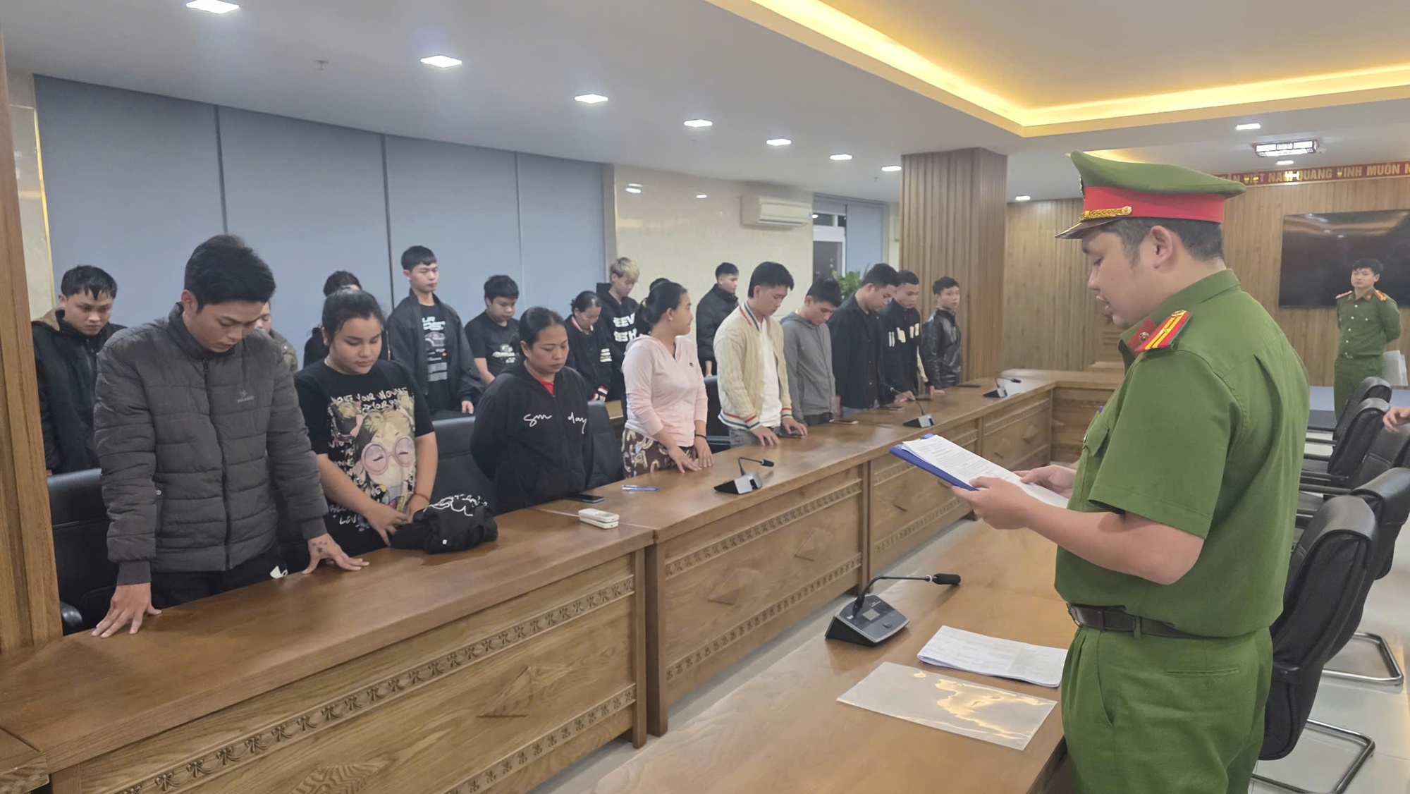 Phá chuyên án đặc biệt lớn, bắt Huỳnh Thị Vân và 34 người khác, thu giữ hàng trăm tài khoản ngân hàng - Ảnh 1.