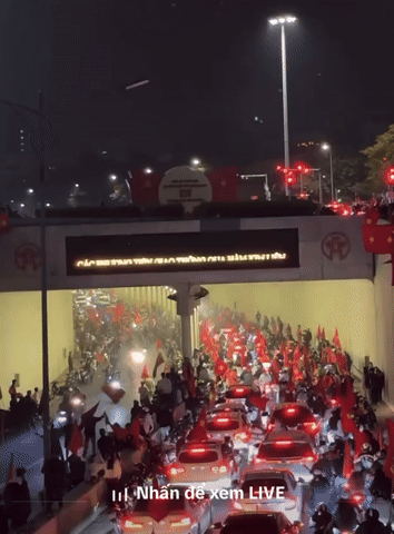 Ngỡ ngàng khung cảnh Hà Nội lúc 3h sáng, cờ đỏ rợp trời hoá ra là vì U23 Việt Nam- Ảnh 1.