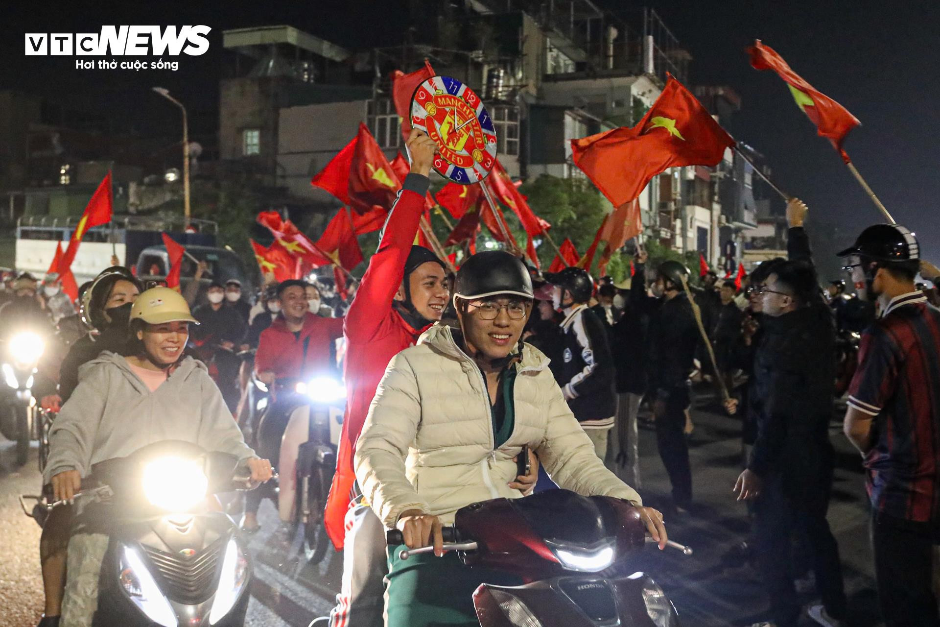 Hơn 3h sáng, cờ đỏ sao vàng nhuộm kín phố Hà Nội mừng U23 Việt Nam vào bán kết- Ảnh 12.