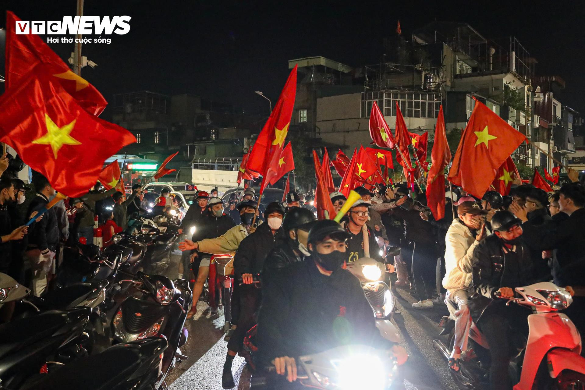 Hơn 3h sáng, cờ đỏ sao vàng nhuộm kín phố Hà Nội mừng U23 Việt Nam vào bán kết- Ảnh 11.