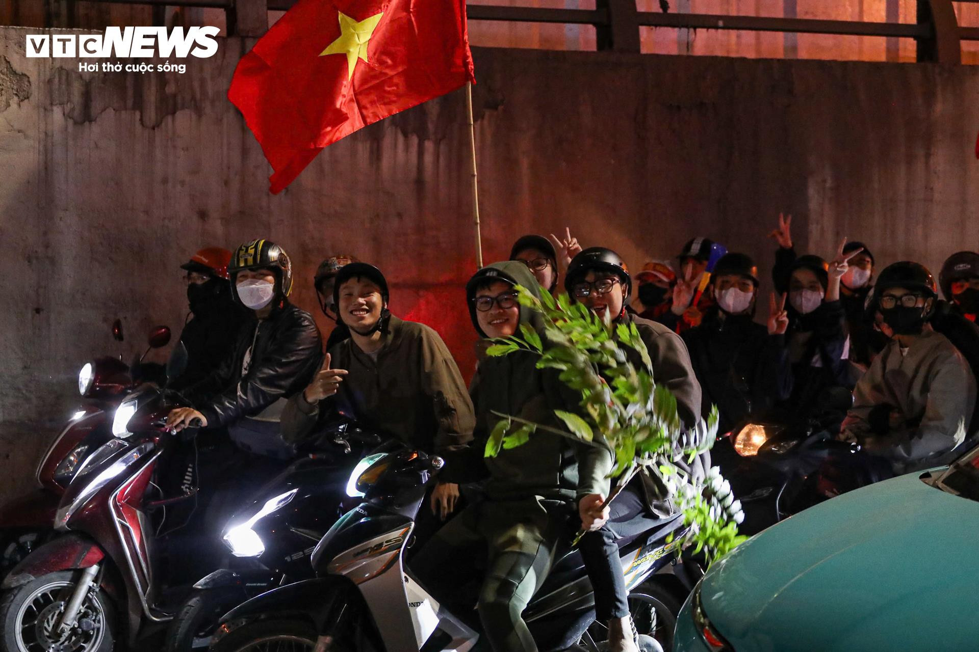 Hơn 3h sáng, cờ đỏ sao vàng nhuộm kín phố Hà Nội mừng U23 Việt Nam vào bán kết- Ảnh 13.