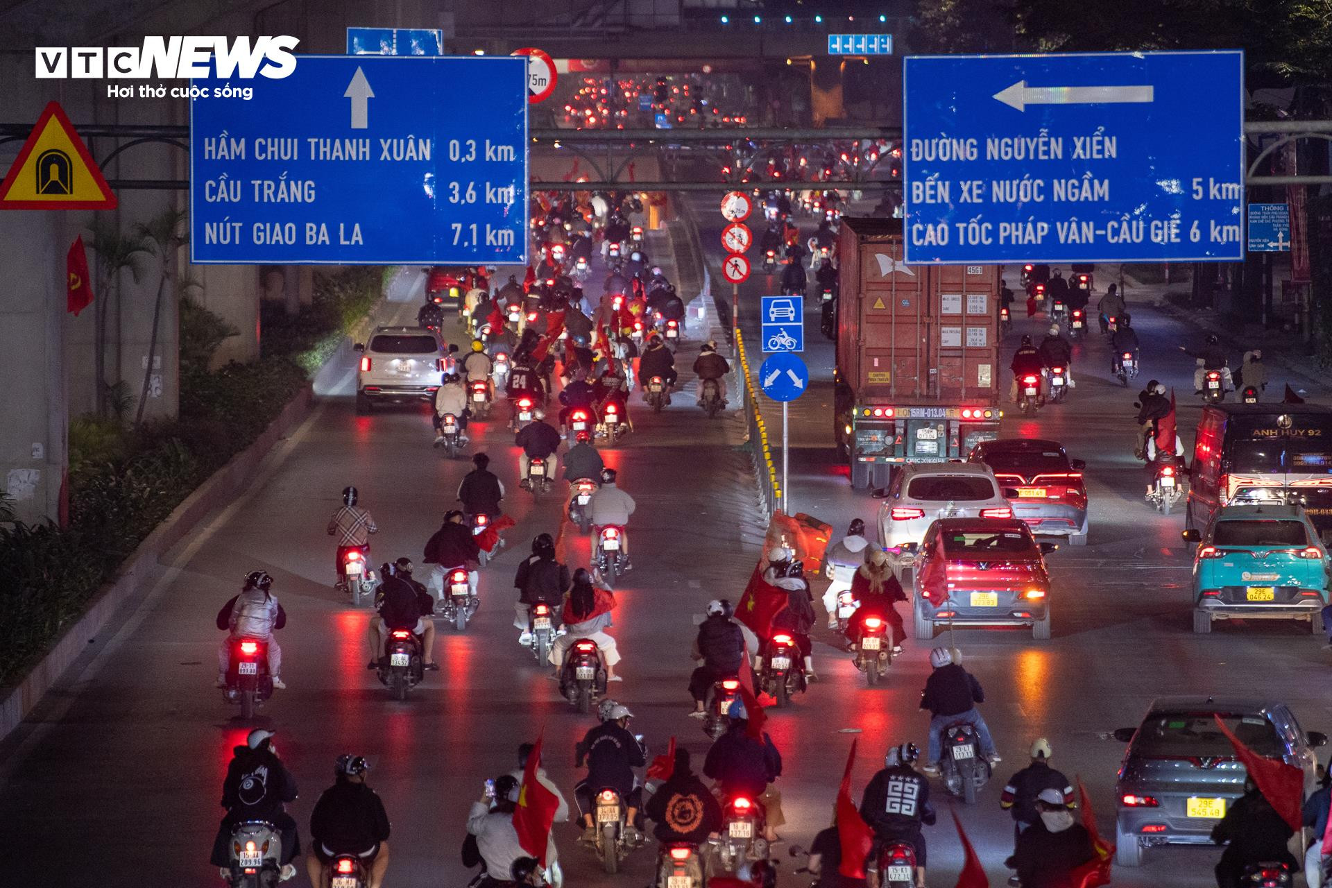 Hơn 3h sáng, cờ đỏ sao vàng nhuộm kín phố Hà Nội mừng U23 Việt Nam vào bán kết- Ảnh 14.