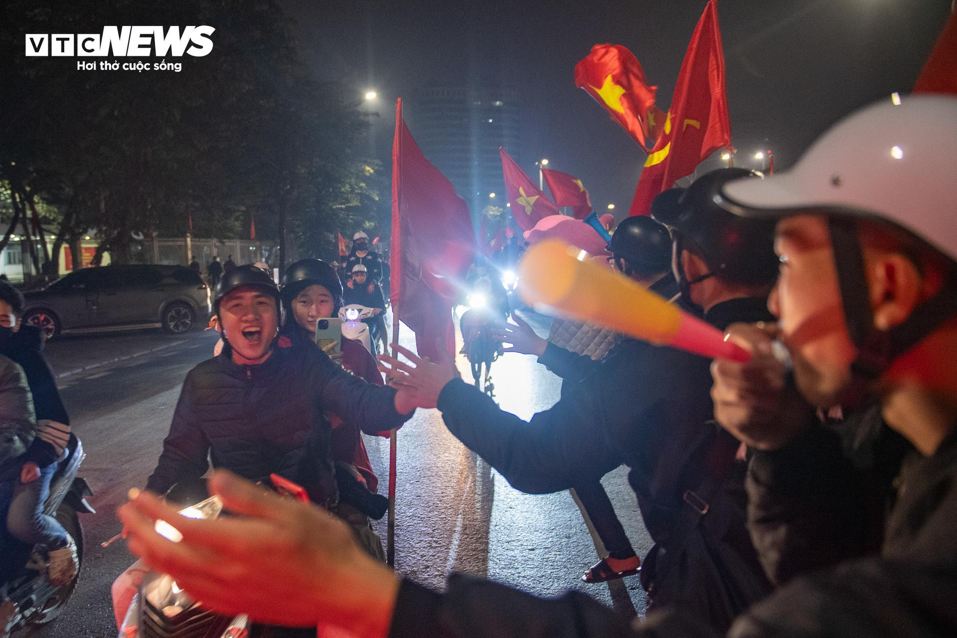 Hơn 3h sáng, cờ đỏ sao vàng nhuộm kín phố Hà Nội mừng U23 Việt Nam vào bán kết- Ảnh 8.