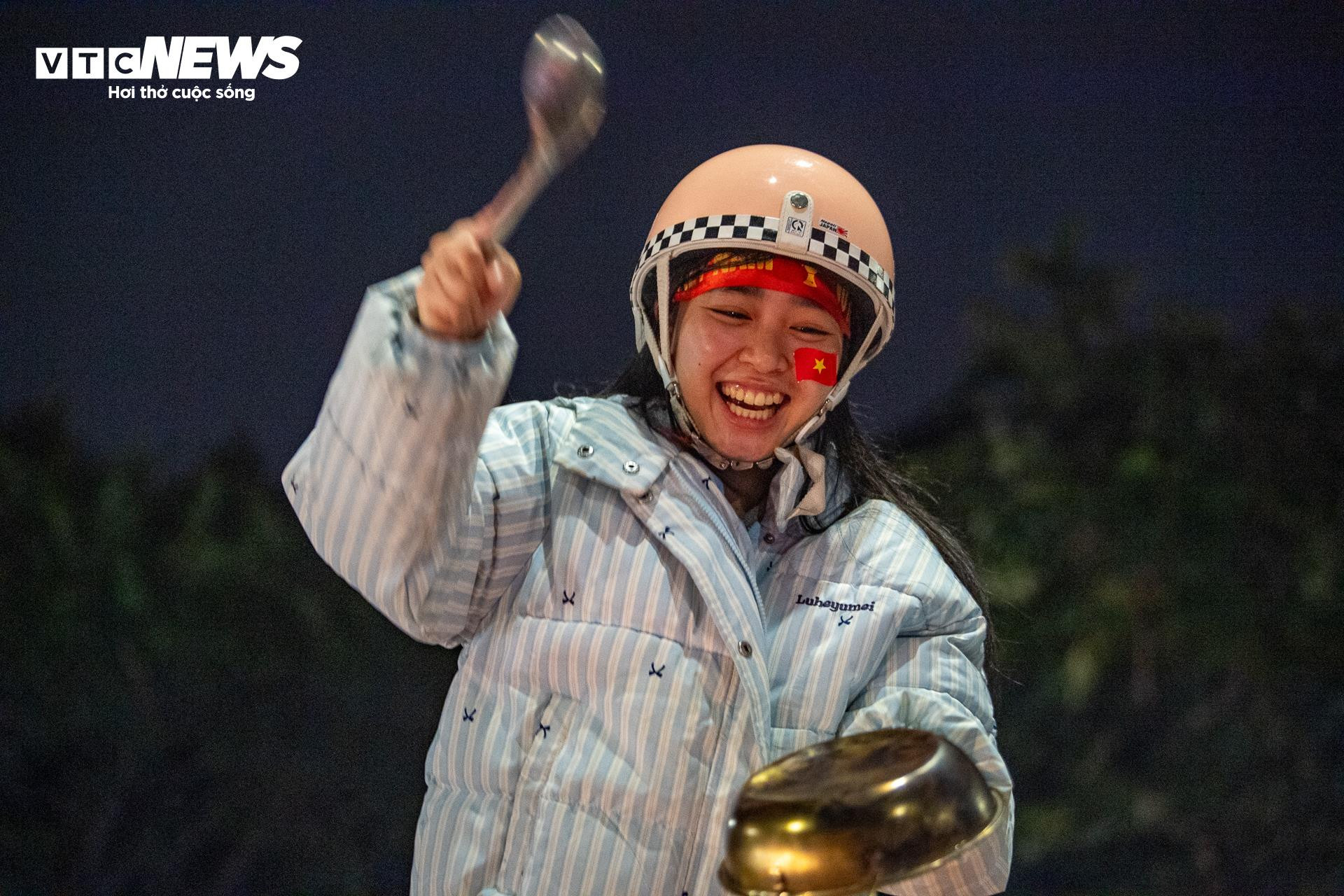 Hơn 3h sáng, cờ đỏ sao vàng nhuộm kín phố Hà Nội mừng U23 Việt Nam vào bán kết- Ảnh 4.