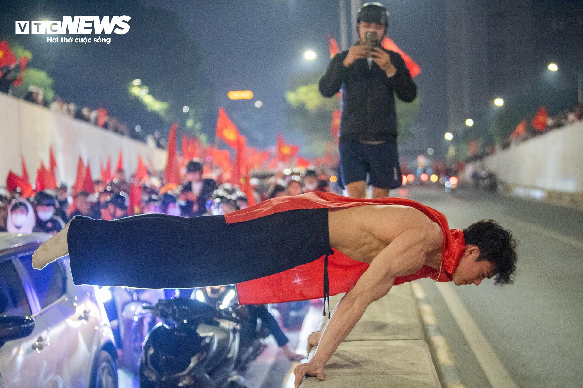 Hơn 3h sáng, cờ đỏ sao vàng nhuộm kín phố Hà Nội mừng U23 Việt Nam vào bán kết- Ảnh 10.