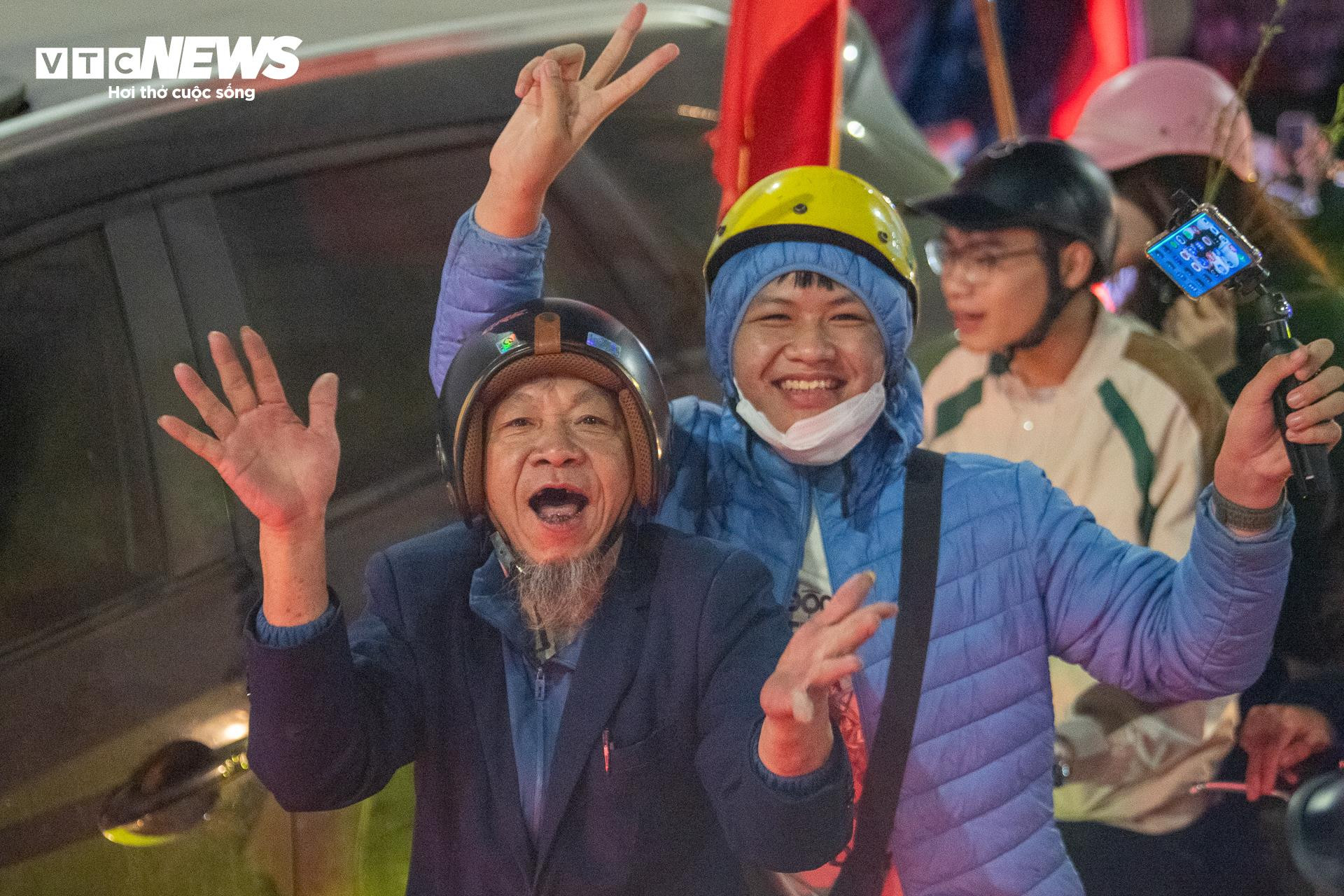 Hơn 3h sáng, cờ đỏ sao vàng nhuộm kín phố Hà Nội mừng U23 Việt Nam vào bán kết- Ảnh 7.