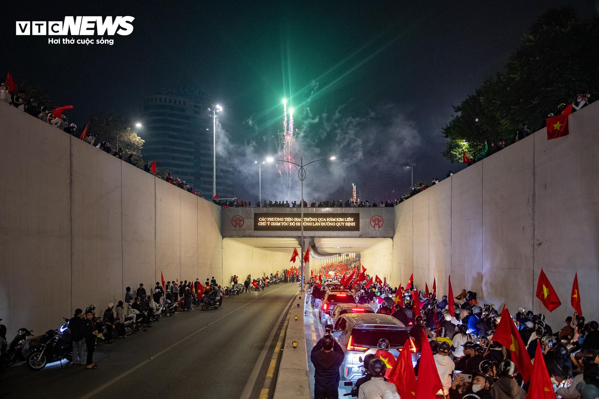 Hơn 3h sáng, cờ đỏ sao vàng nhuộm kín phố Hà Nội mừng U23 Việt Nam vào bán kết- Ảnh 15.