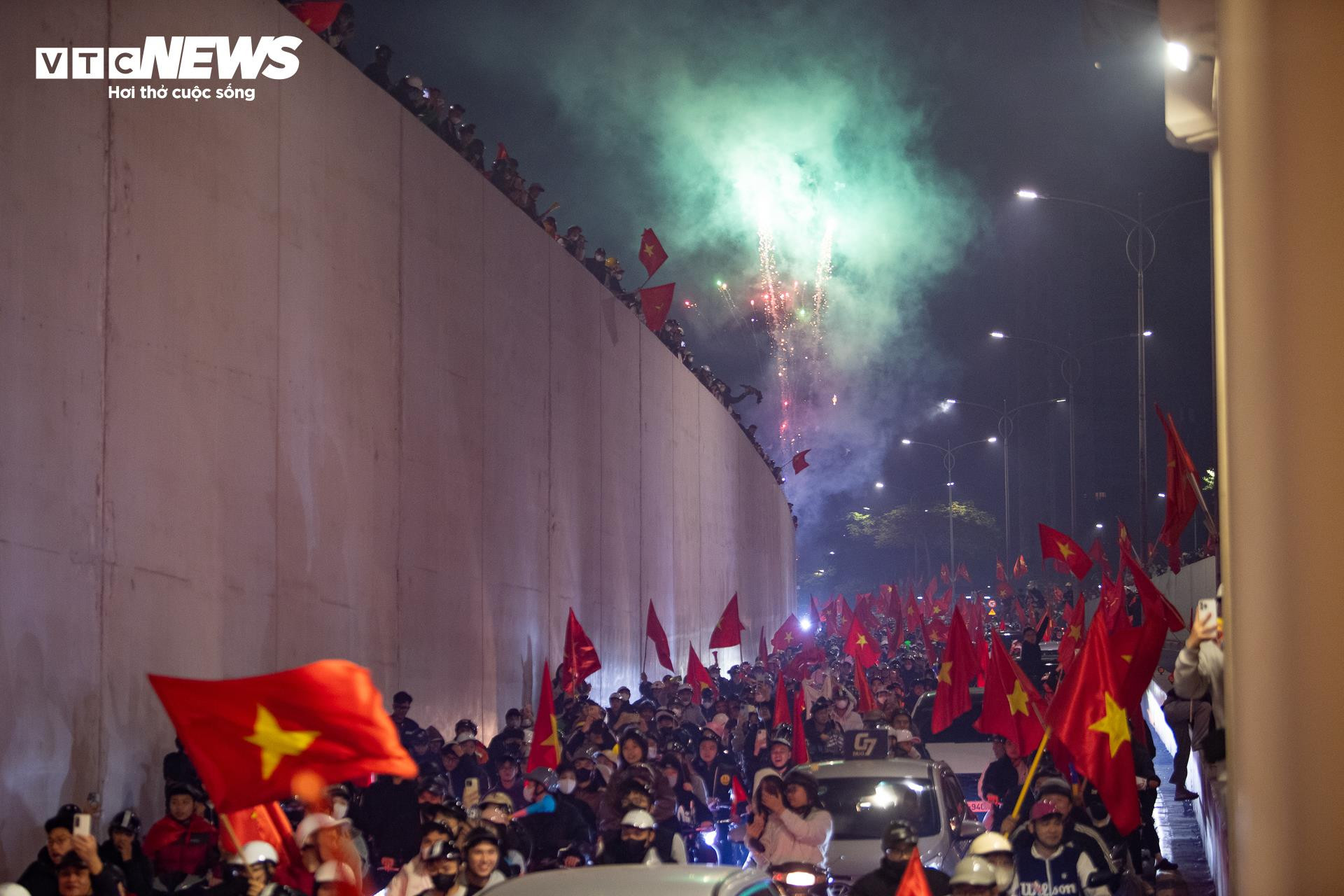 Hơn 3h sáng, cờ đỏ sao vàng nhuộm kín phố Hà Nội mừng U23 Việt Nam vào bán kết- Ảnh 1.