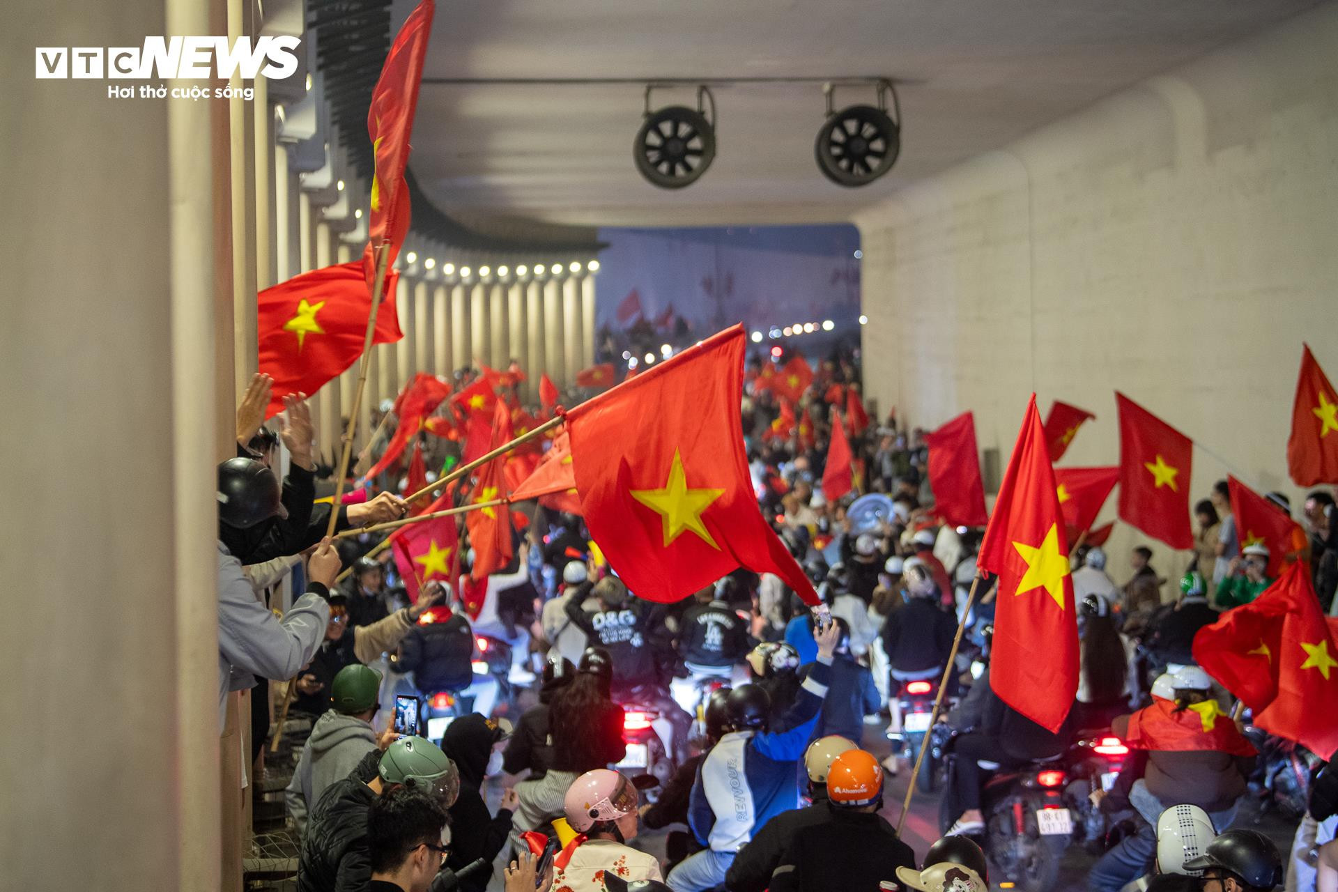 Hơn 3h sáng, cờ đỏ sao vàng nhuộm kín phố Hà Nội mừng U23 Việt Nam vào bán kết- Ảnh 2.